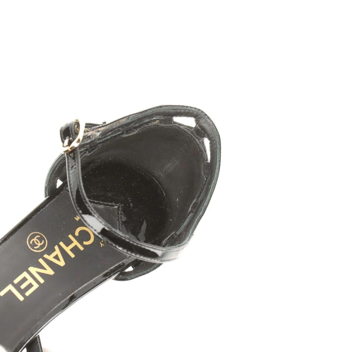 Chanel Camellia CC Logo Matelasse Bombas de charol con correa Negro en venta 15