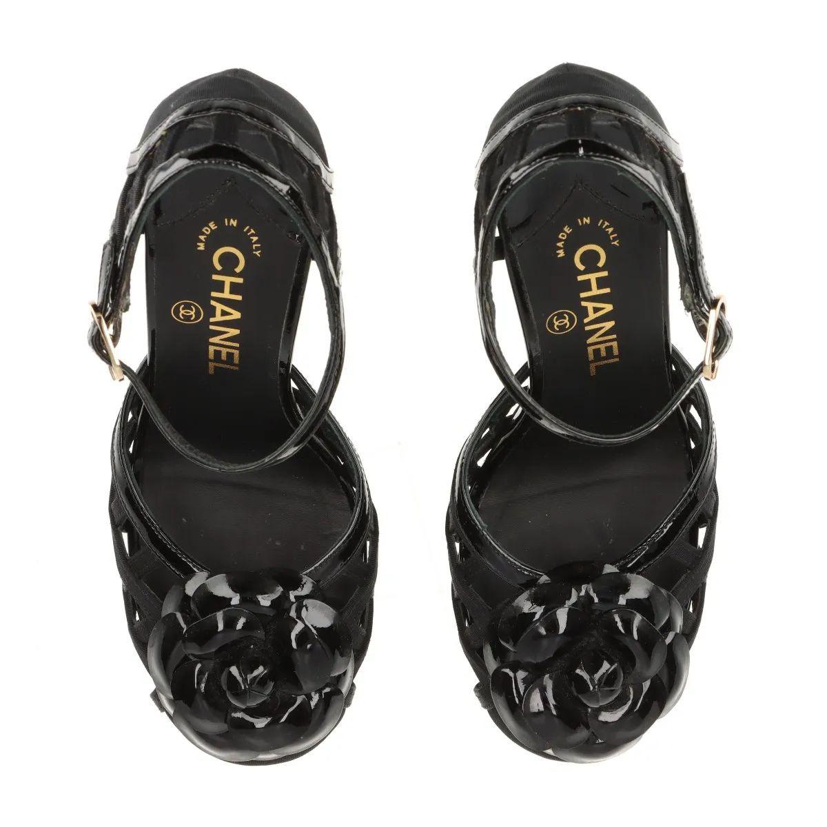 Chanel Camellia CC Logo Matelasse Bombas de charol con correa Negro en venta 4
