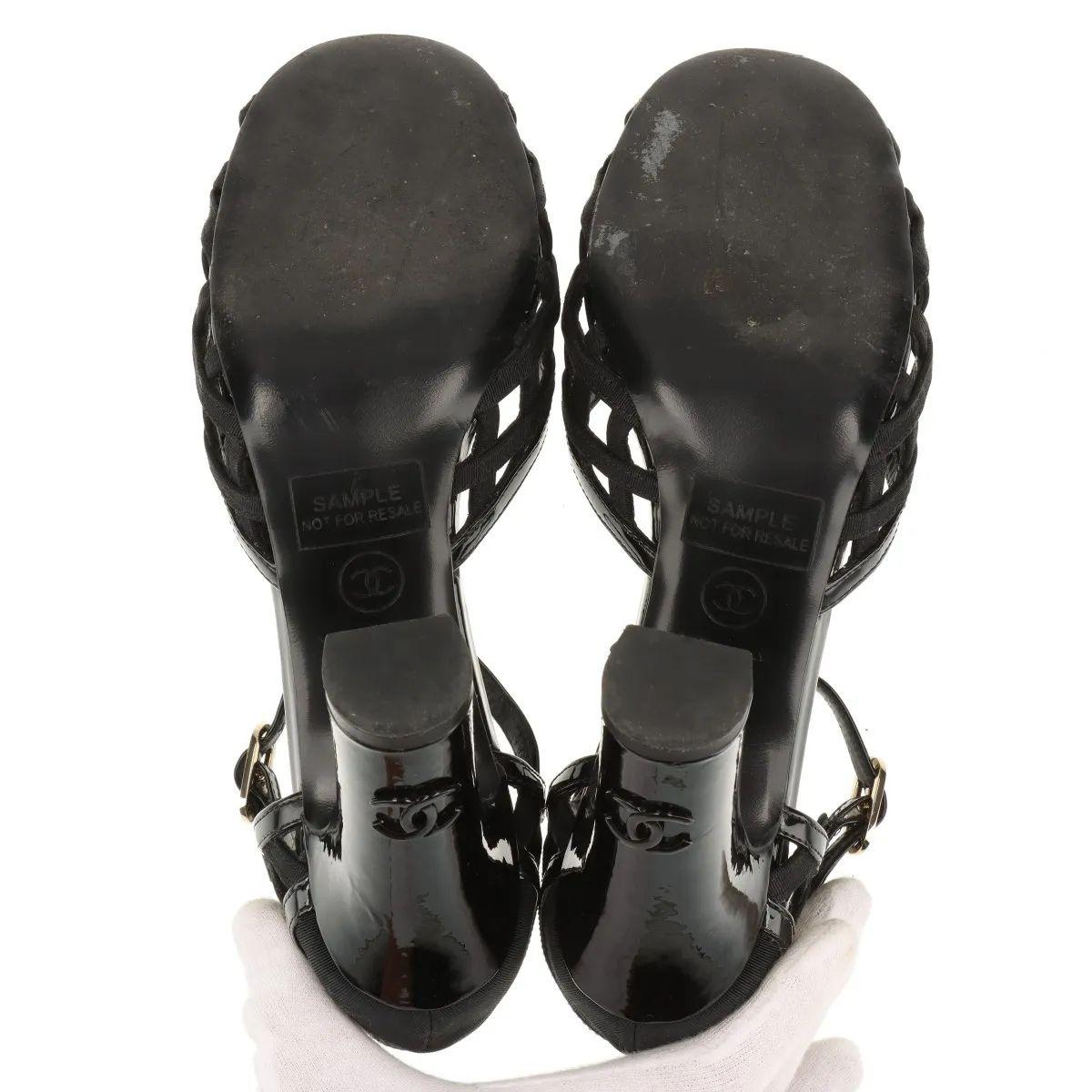 Chanel Camellia CC Logo Matelasse Bombas de charol con correa Negro en venta 5