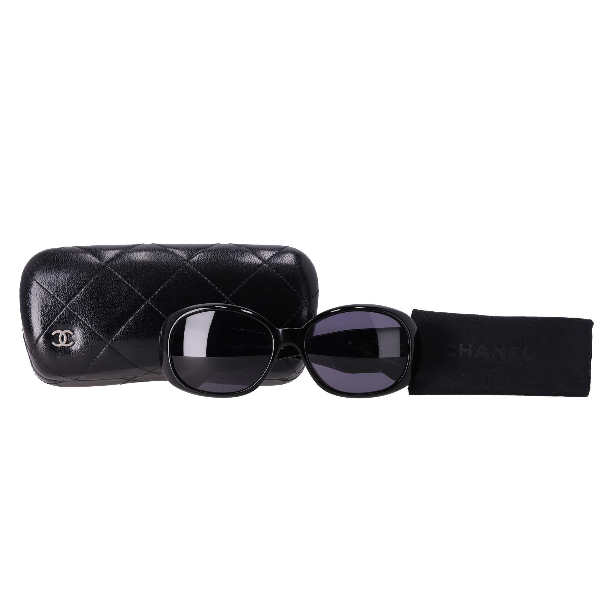 Chanel Camellia 'CC' Logo Sunglasses

Black, oval framed sunglasses designed with signature, white Camellia flowers and 'CC' logo embellishment to the oversized arms.

Featuring grey, tinted lenses and curved tips. Rrp Approx. £650

Size – One