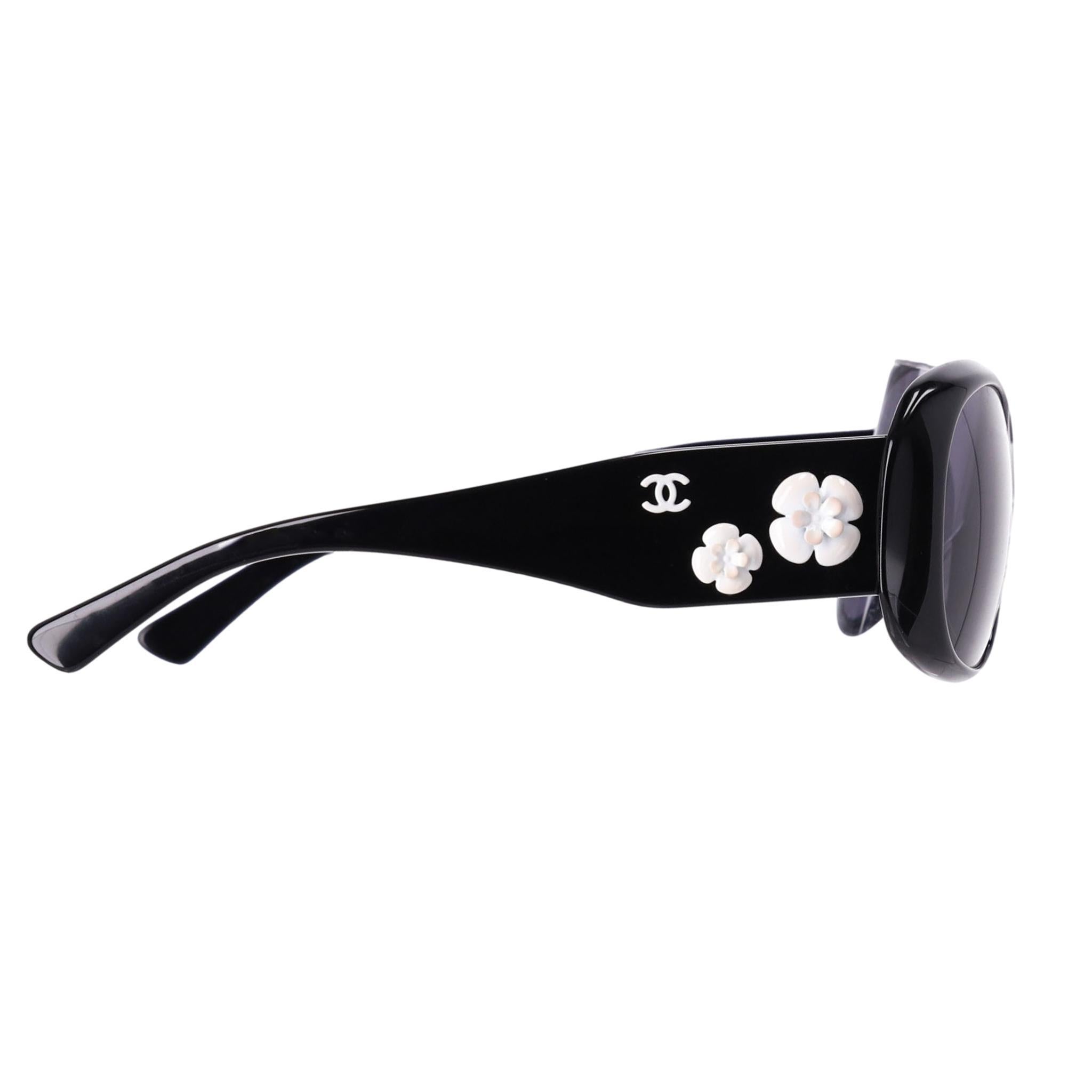 Chanel Camellia 'CC' Logo Sunglasses In Excellent Condition In London, GB