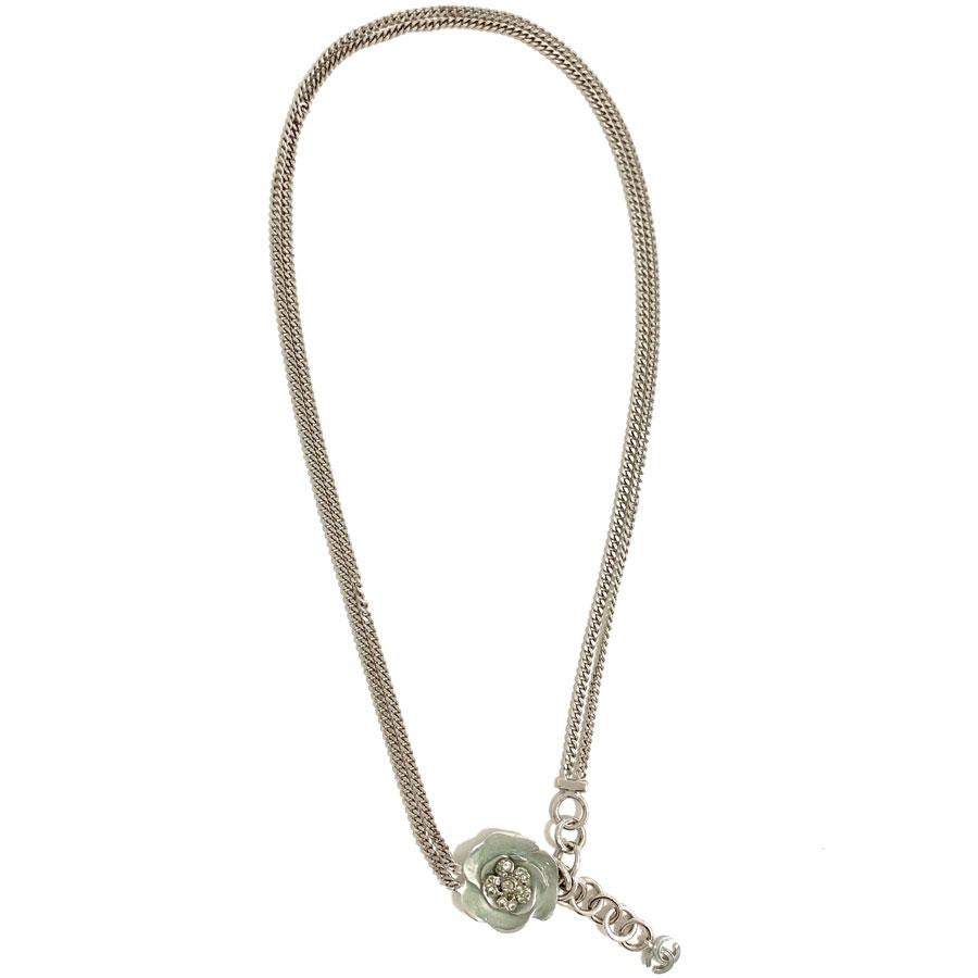 It is a double fine chain in silver metal having for clasp a very beautiful camellia in silver metal, celadon blue resin and white rhinestones. It is a hook clasp. The second end of the belt ends with a CC in silver metal and celadon blue resin.
You