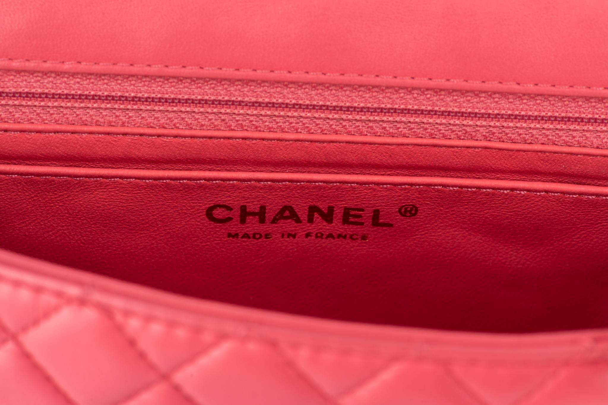 Chanel Sac à rabat unique avec breloque camélia en vente 8