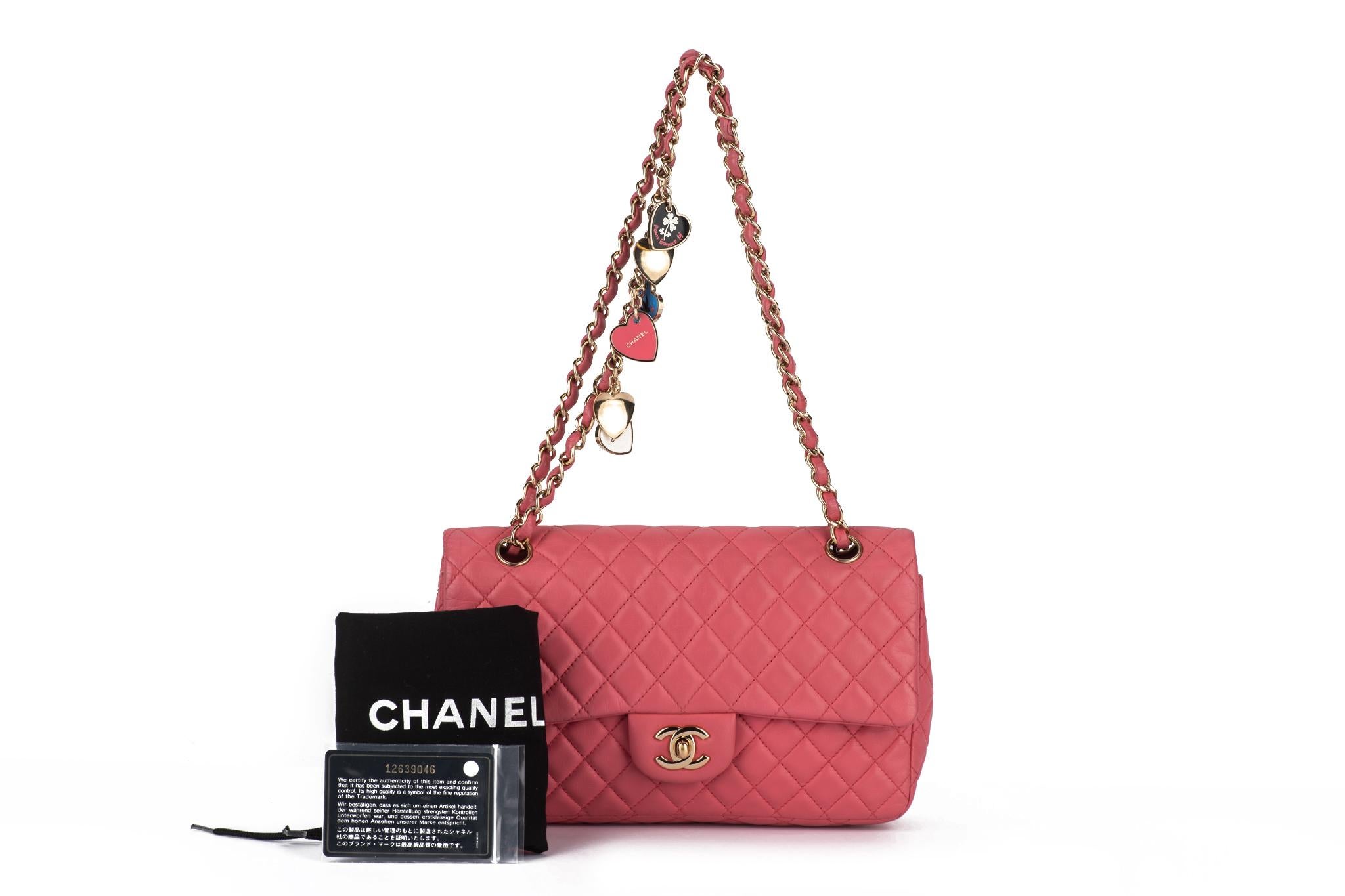 Chanel Sac à rabat unique avec breloque camélia en vente 11
