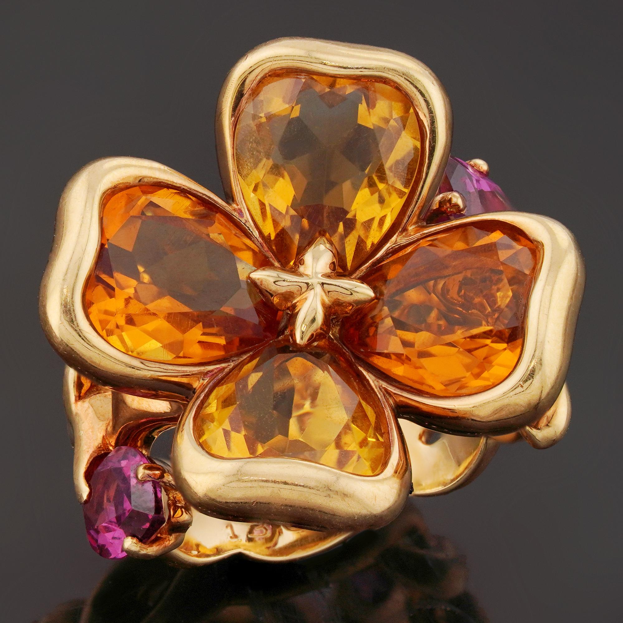 Questo squisito anello della Collection'S Camellia di Chanel è realizzato in oro giallo 18 carati e presenta un fiore a 4 petali con citrino giallo brillante sfaccettato e ametista viola intenso. Realizzato in Francia intorno al 1990. Misure: