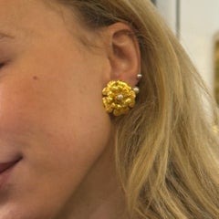 Boucles d'oreilles à pince Chanel Camélia en métal doré, circa 1990