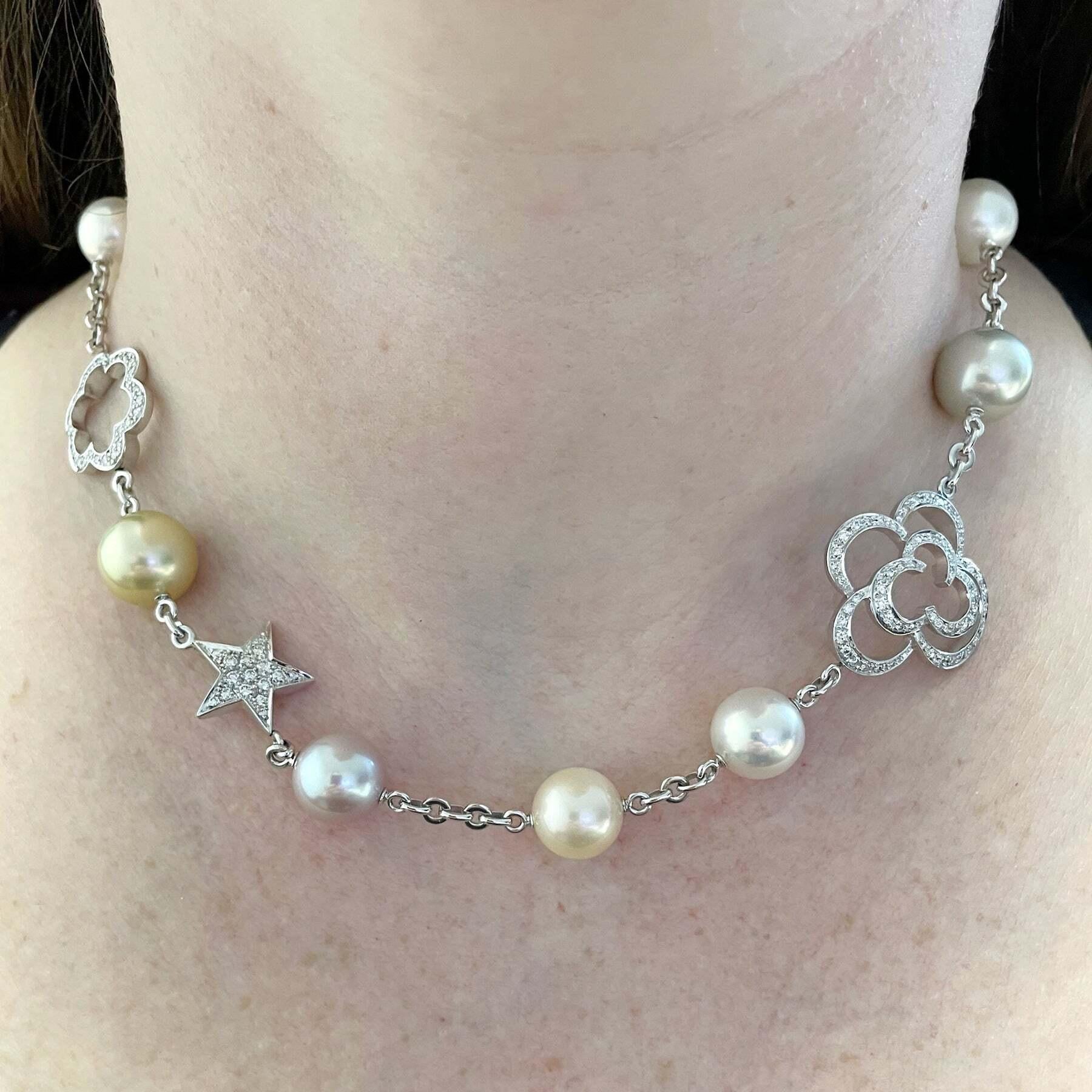 La collana Chanel Camellia & Comète Motif Pearl Diamond in oro bianco 18 carati è un pezzo mozzafiato che fonde eleganza floreale e fascino celestiale. Le perle, nei colori avorio e beige crema, sono disseminate lungo la catena, ognuna lucidata con