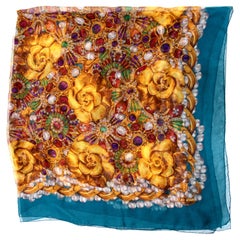 Chanel Camellia Croix Bijoux Gripoix Seidenschal mit Druck um 1980er Jahre