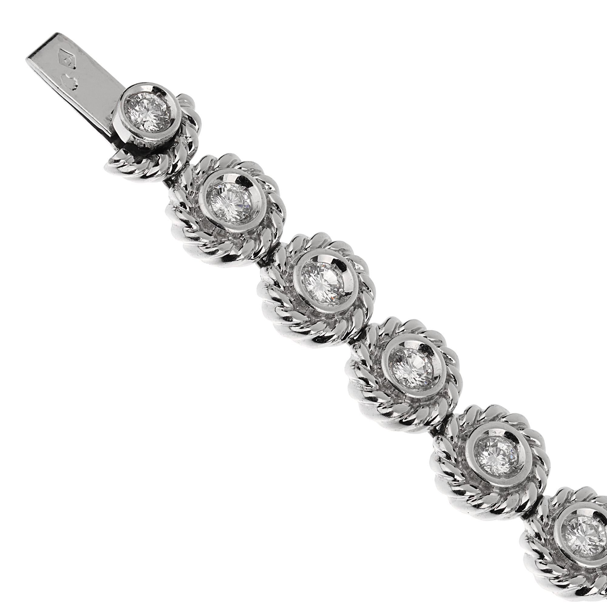 Un incroyable bracelet de tennis Chanel mettant en valeur 3ct appx des plus beaux diamants Chanel d'origine, sertis dans un motif de fleur en or blanc 18k. Entièrement signé et poinçonné. 

Le bracelet est livré avec une garantie d'authenticité
