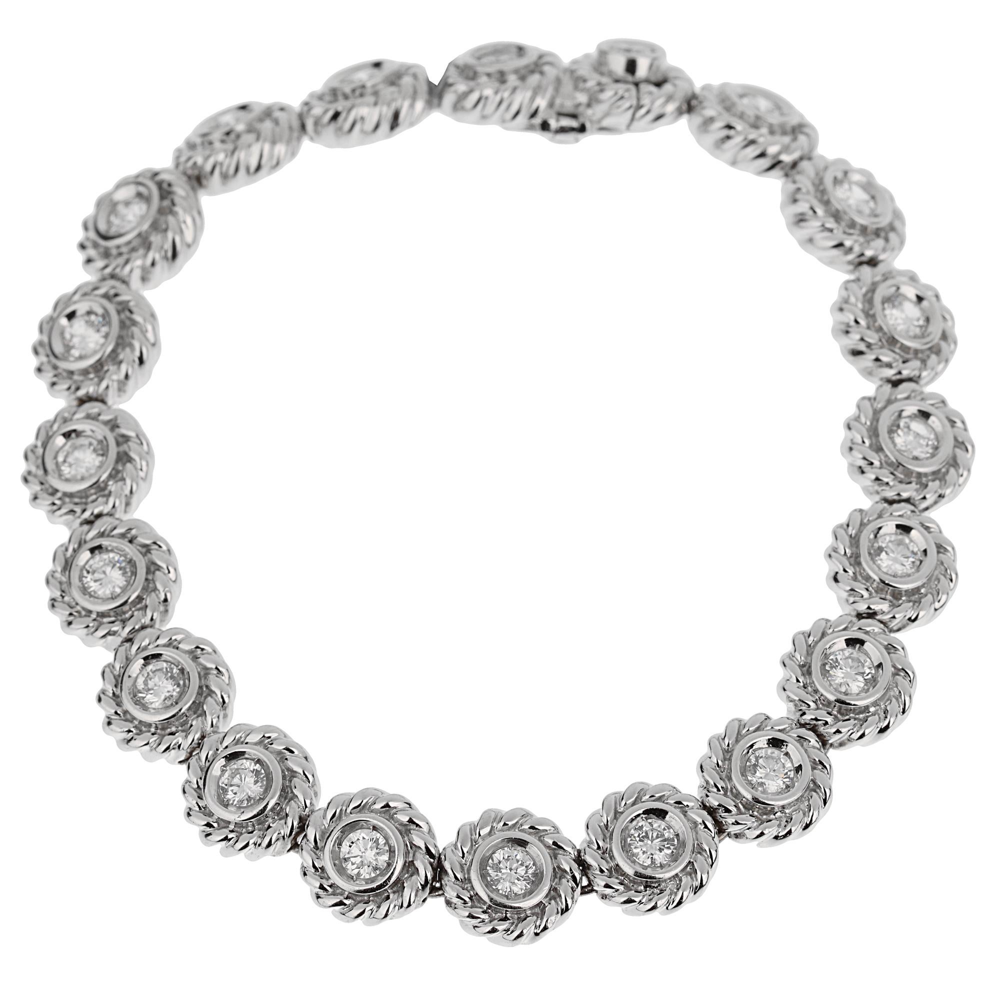 Chanel Bracelet tennis Camélia en or blanc et diamants Excellent état - En vente à Feasterville, PA