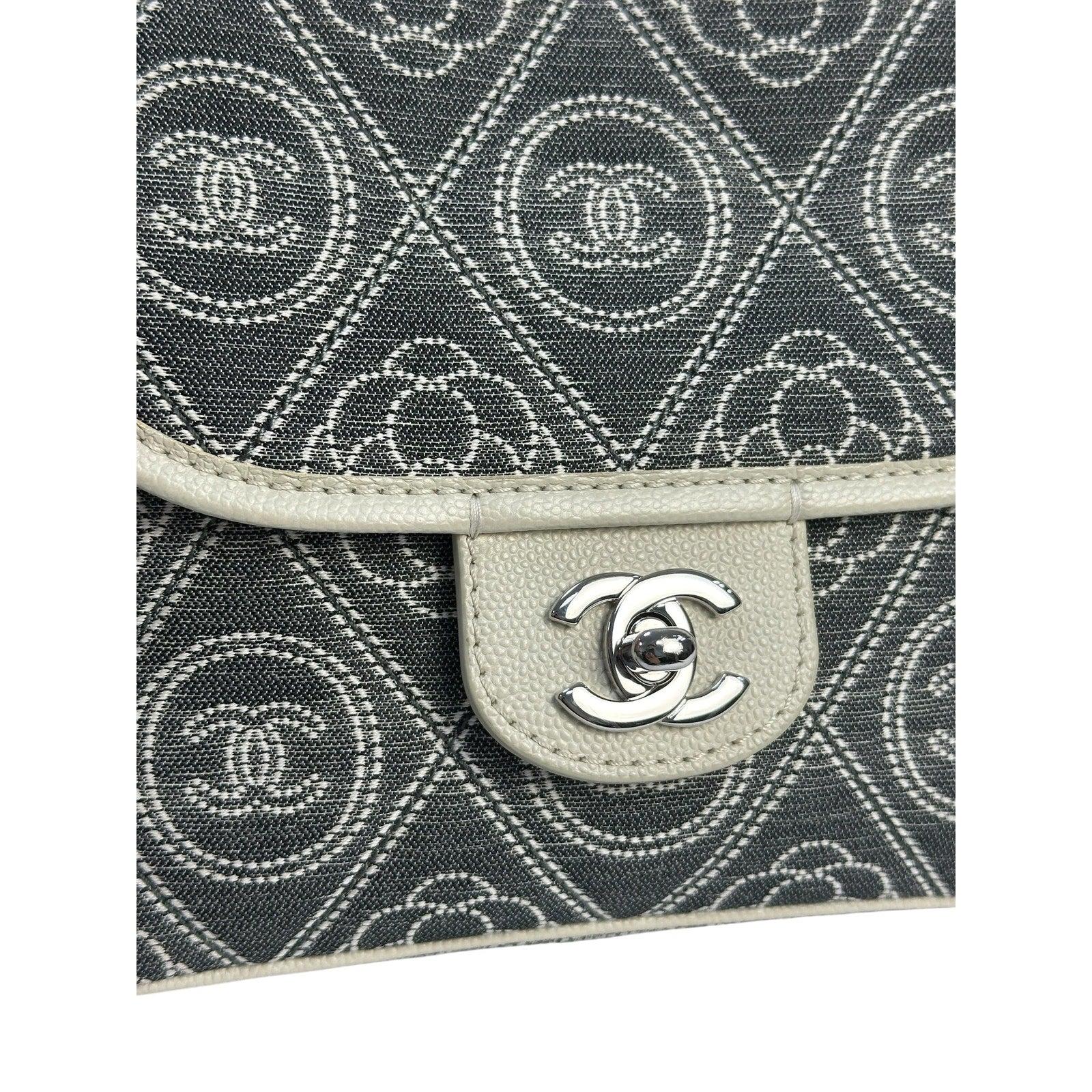 Gris Chanel Camellia double face  Petit sac à rabat gris en toile imprimée matelassée en vente