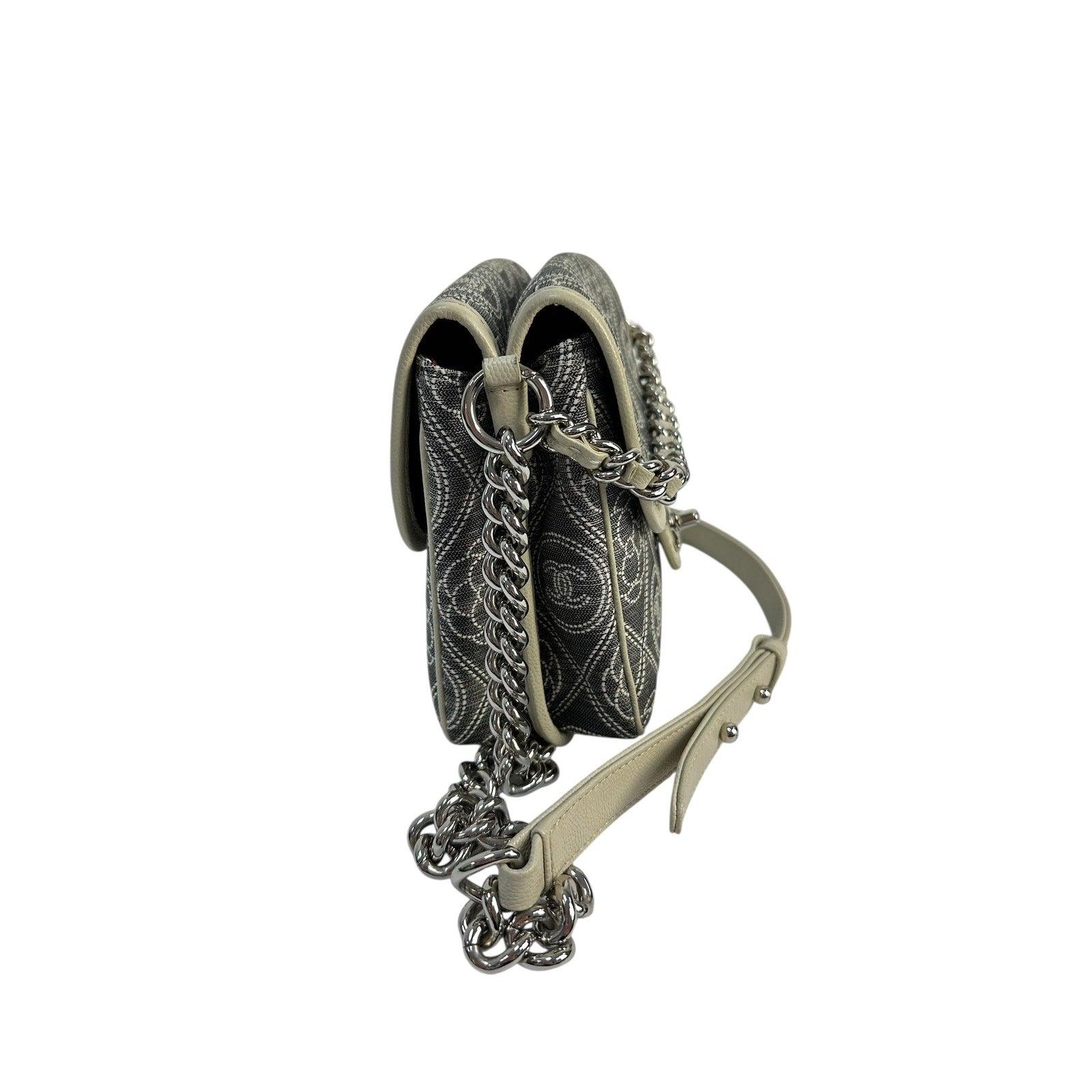 Chanel Camellia double face  Petit sac à rabat gris en toile imprimée matelassée Excellent état - En vente à Krakow, PL