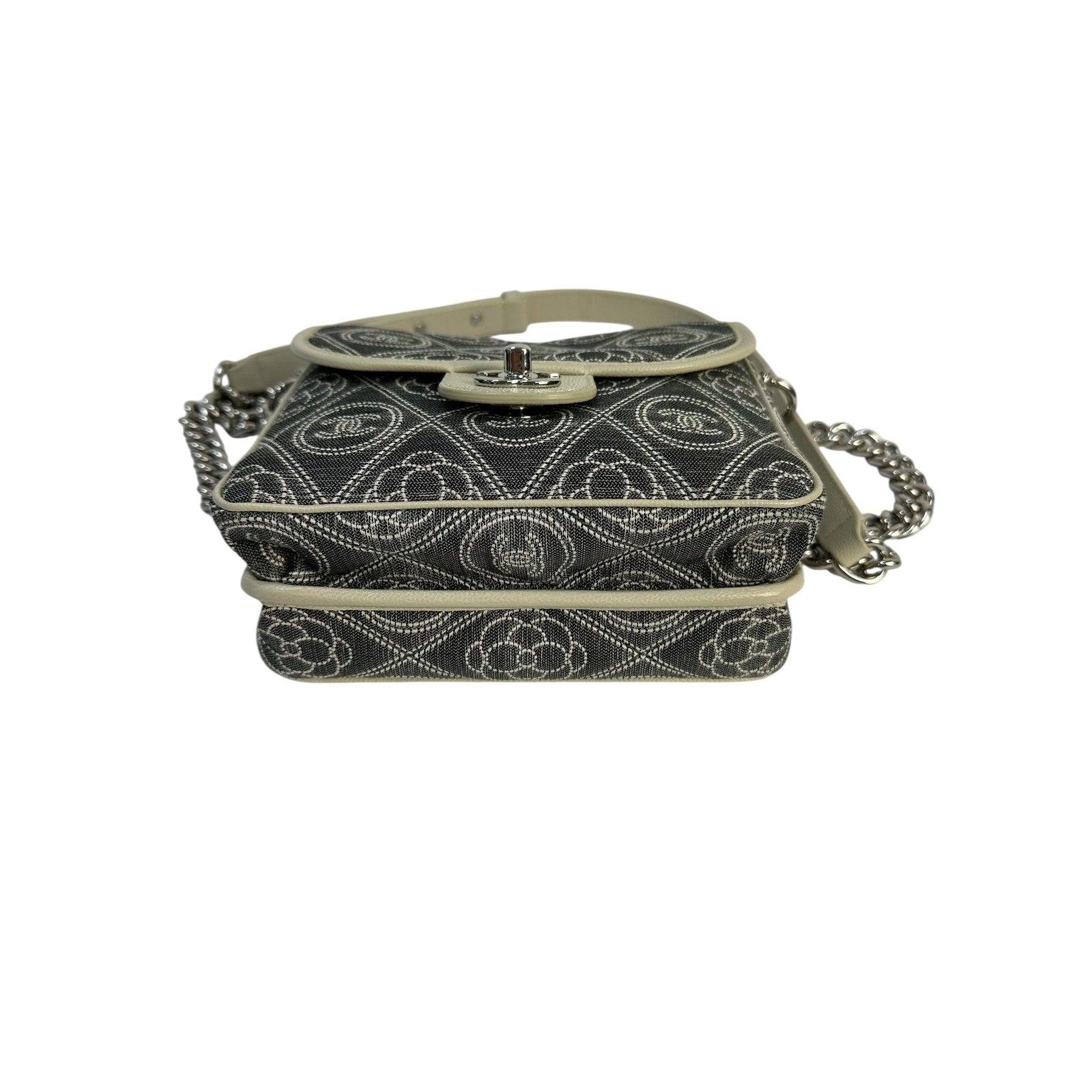 Chanel Camellia double face  Petit sac à rabat gris en toile imprimée matelassée Pour femmes en vente