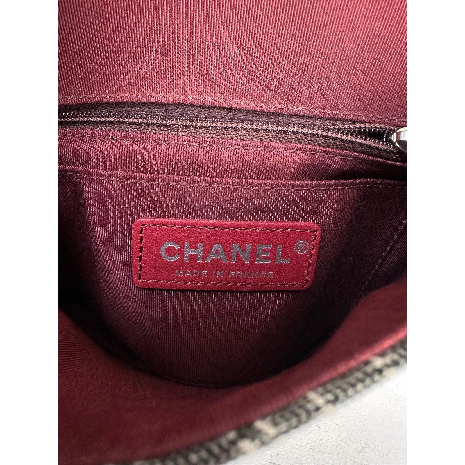 Chanel Camellia double face  Petit sac à rabat gris en toile imprimée matelassée en vente 3