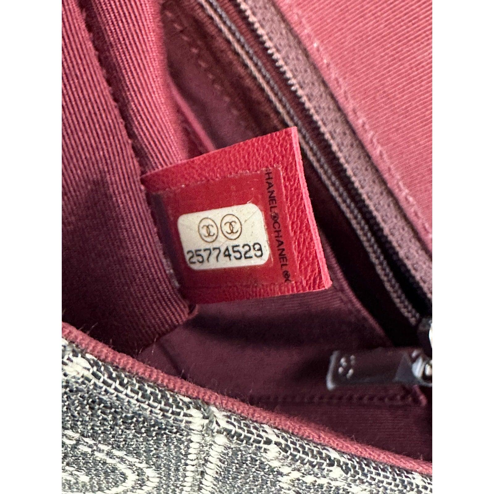 Chanel Camellia double face  Petit sac à rabat gris en toile imprimée matelassée en vente 4