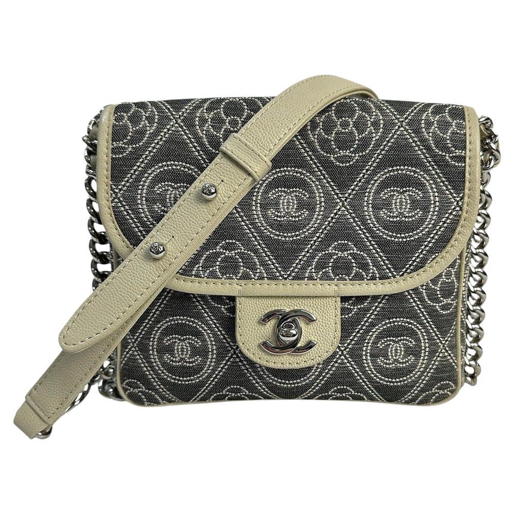 Chanel Camellia double face  Petit sac à rabat gris en toile imprimée matelassée en vente