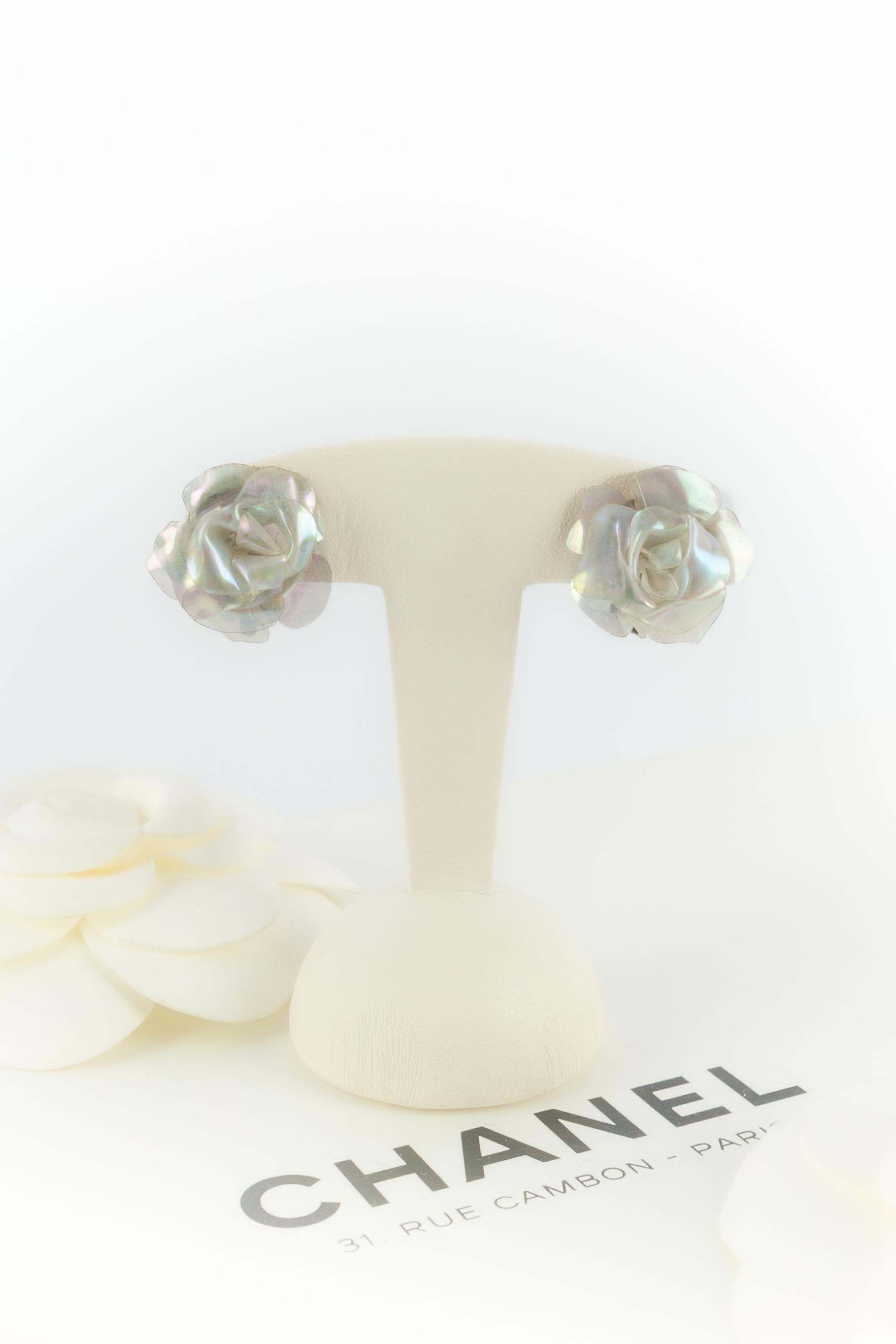 CHANEL - (Made in France) Clip-on earrings with celluloid camellias. 1998 Summer Collection under the artistic direction of Karl Lagerfeld.

Condition:
Very good condition

Dimensions:
Diameter: 2 cm

SKU:BOB56