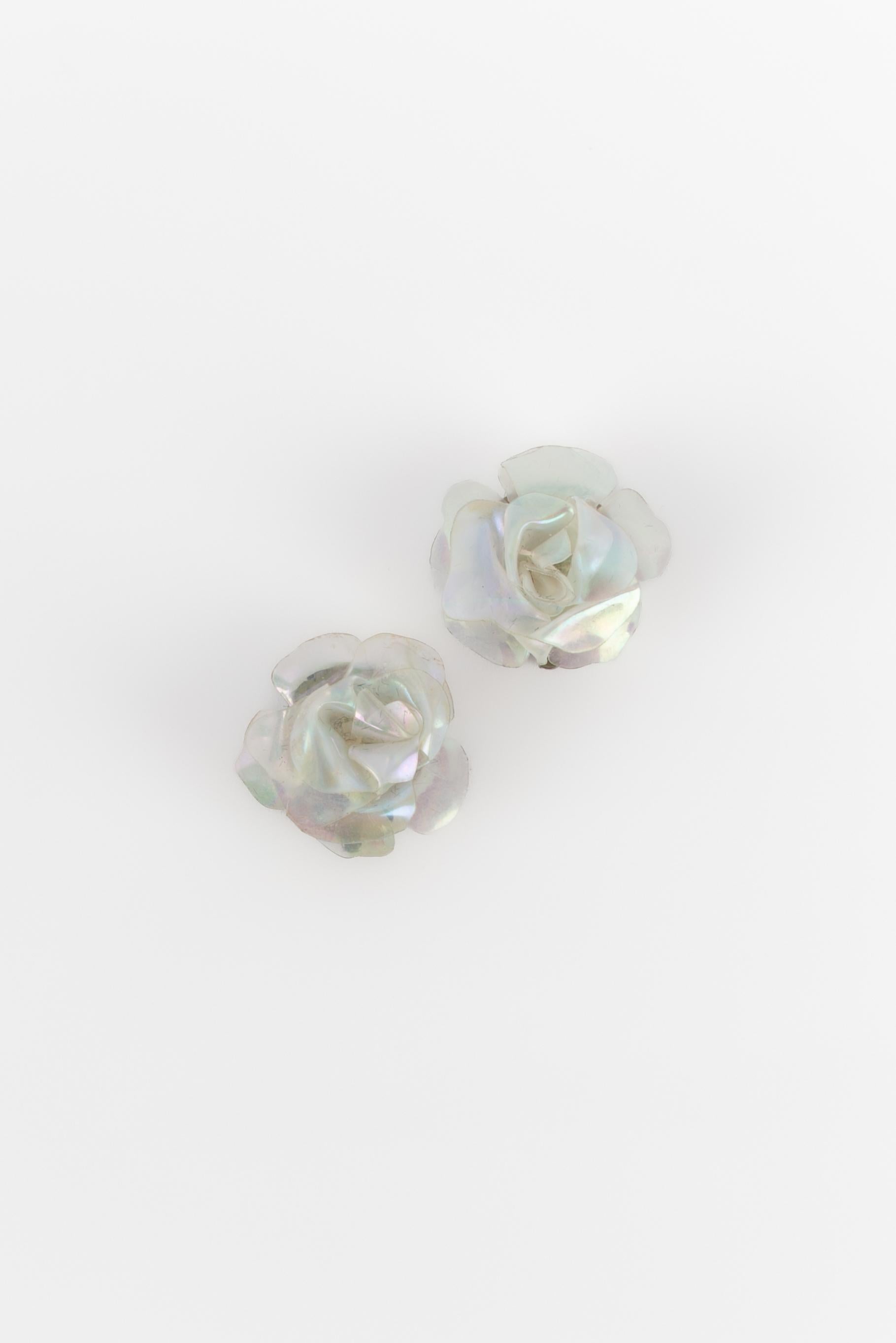 Chanel camellia earrings In Excellent Condition For Sale In SAINT-OUEN-SUR-SEINE, FR