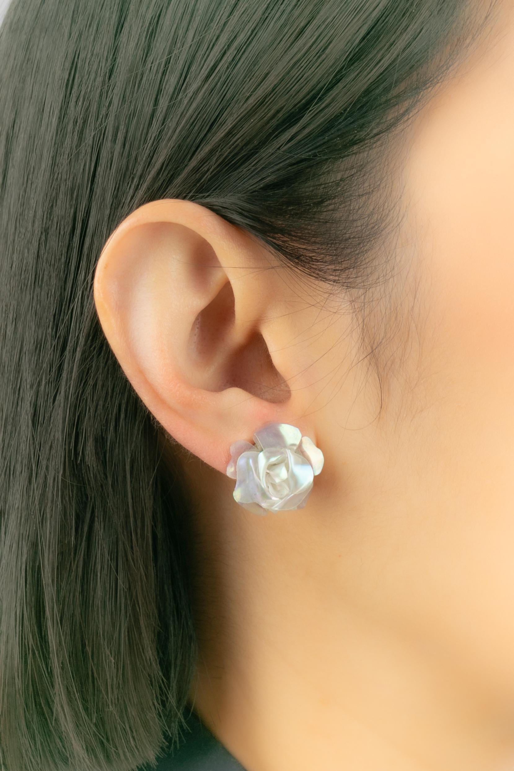 Chanel camellia earrings For Sale 3