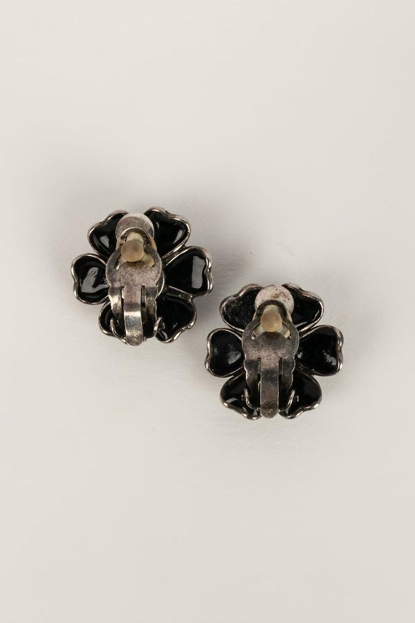 Chanel Camellia Earrings in Silver Plated Metal and Glass Paste In Excellent Condition For Sale In SAINT-OUEN-SUR-SEINE, FR