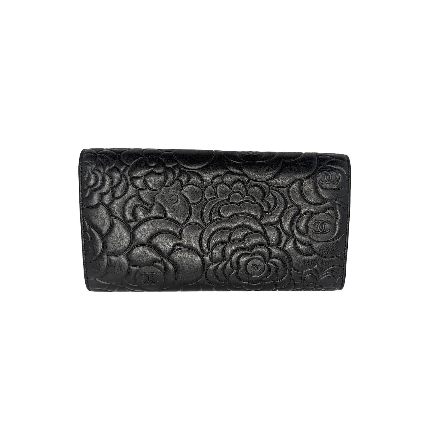 Chanel grand portefeuille à rabat embossé camélia avec insert de carte Bon état - En vente à Scottsdale, AZ