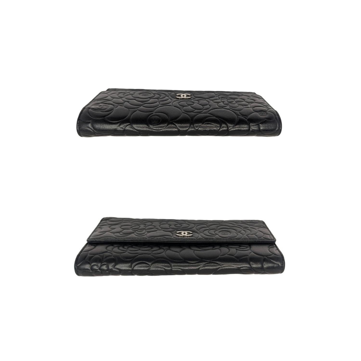 Chanel grand portefeuille à rabat embossé camélia avec insert de carte en vente 1
