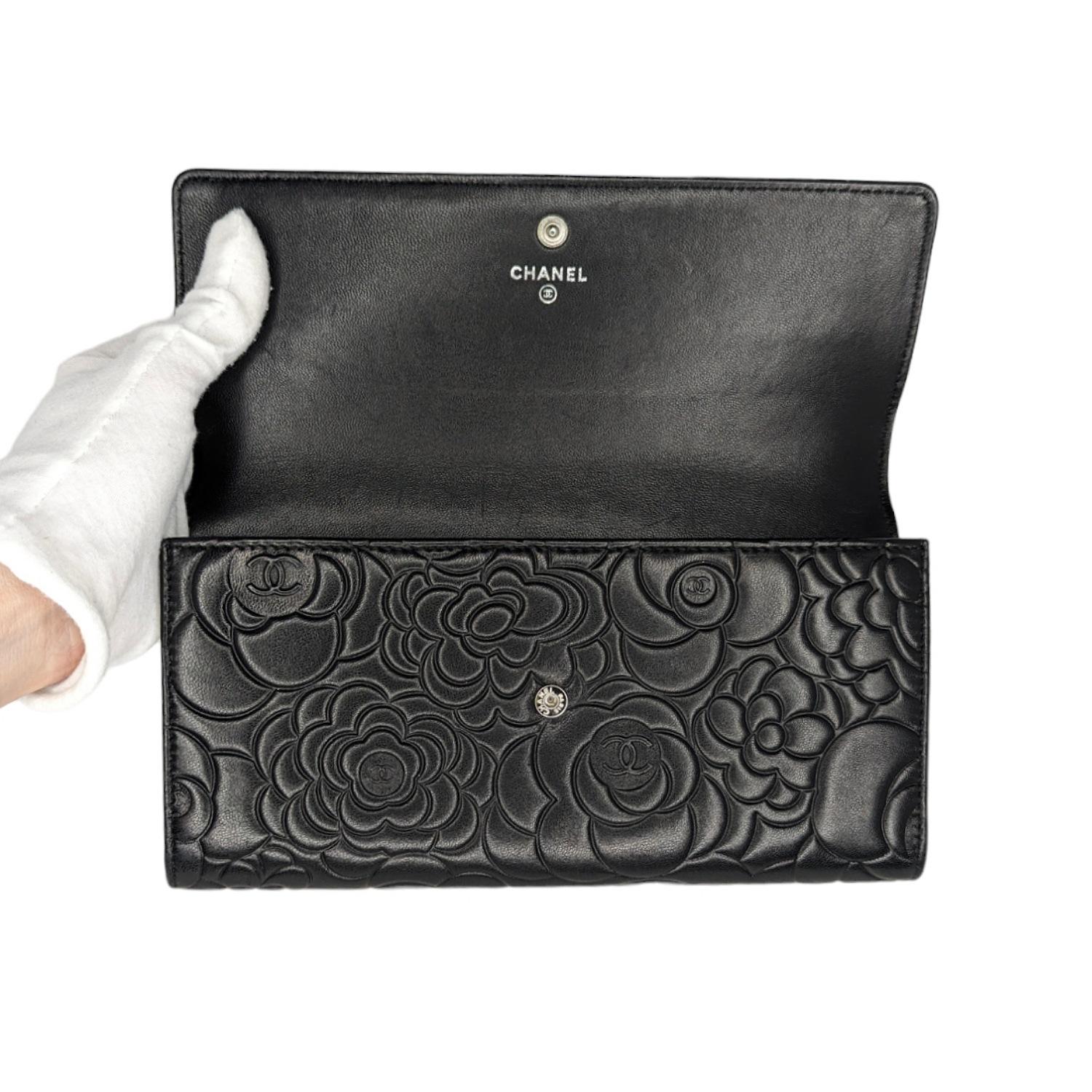 Chanel grand portefeuille à rabat embossé camélia avec insert de carte en vente 2