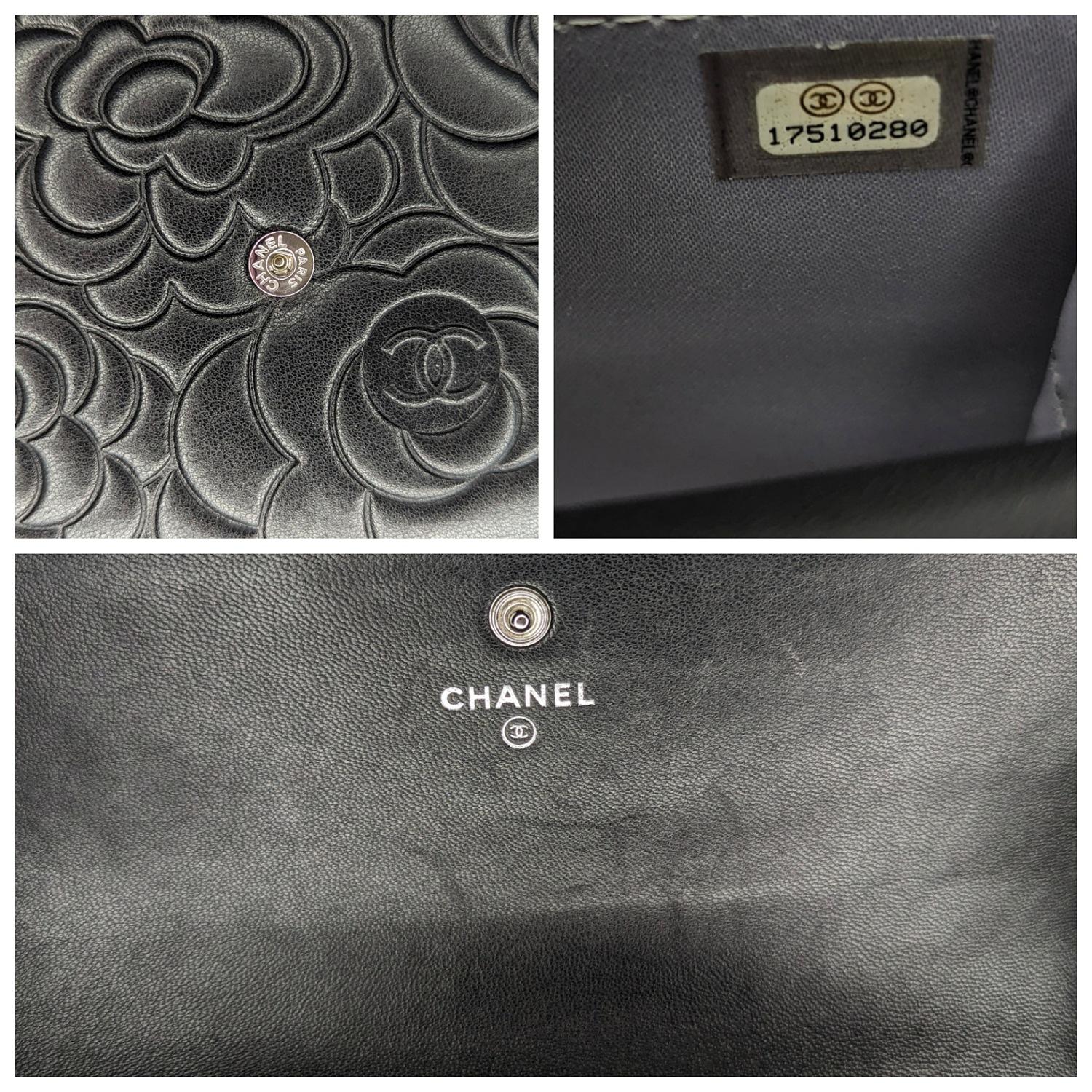 Chanel grand portefeuille à rabat embossé camélia avec insert de carte en vente 4