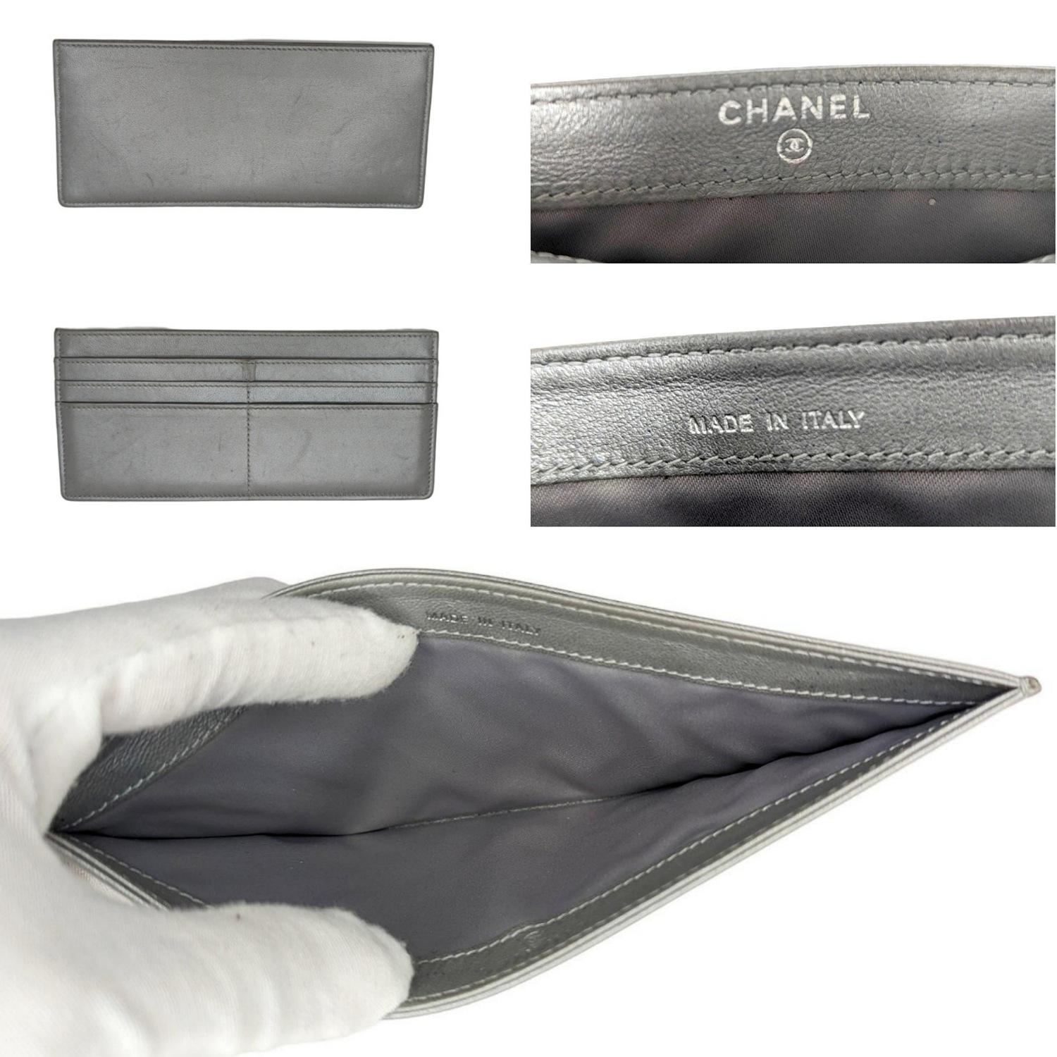 Chanel grand portefeuille à rabat embossé camélia avec insert de carte en vente 5