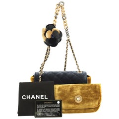  Chanel Kamelien-Klappentasche aus gestepptem Samt, mehrfarbig
