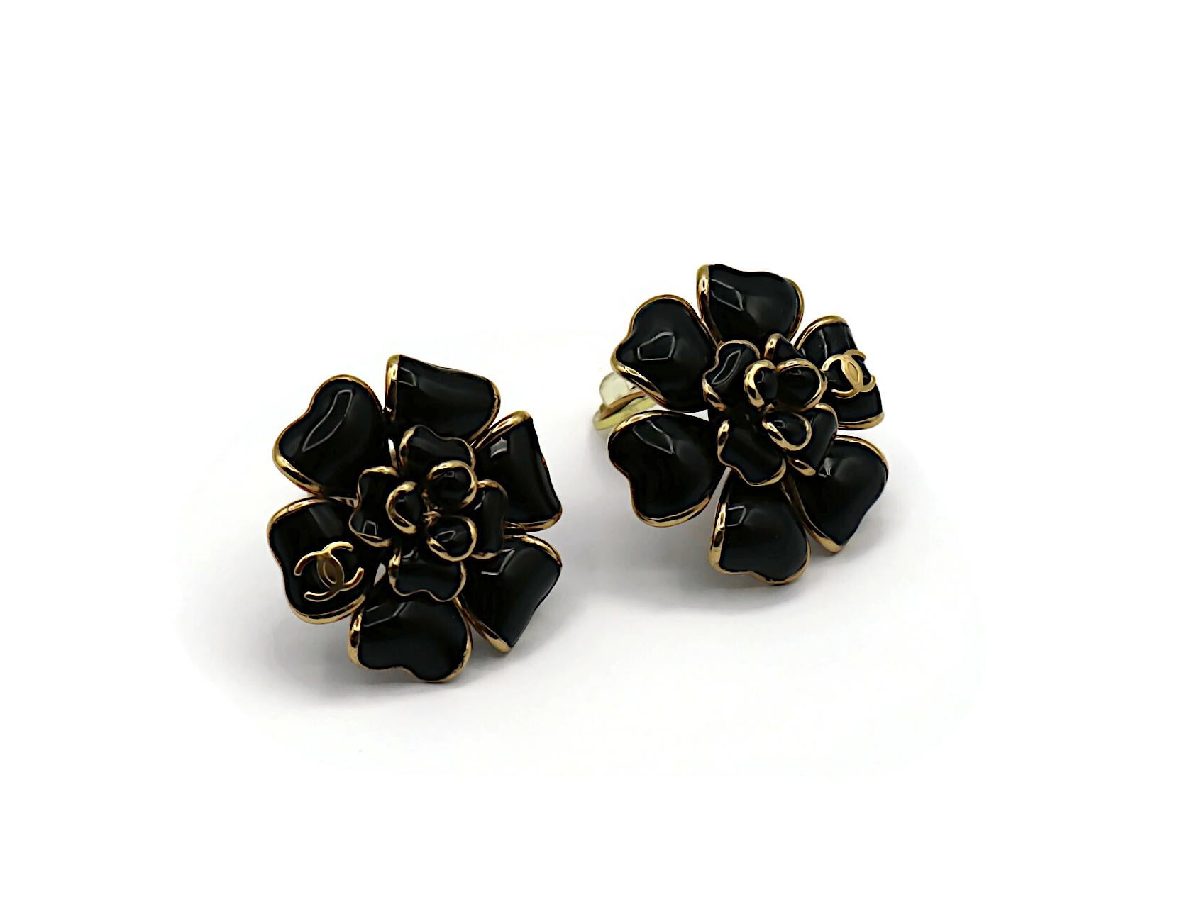 Orecchini a clip Chanel Camellia Flower CC, 2002 In condizioni buone in vendita a Nice, FR