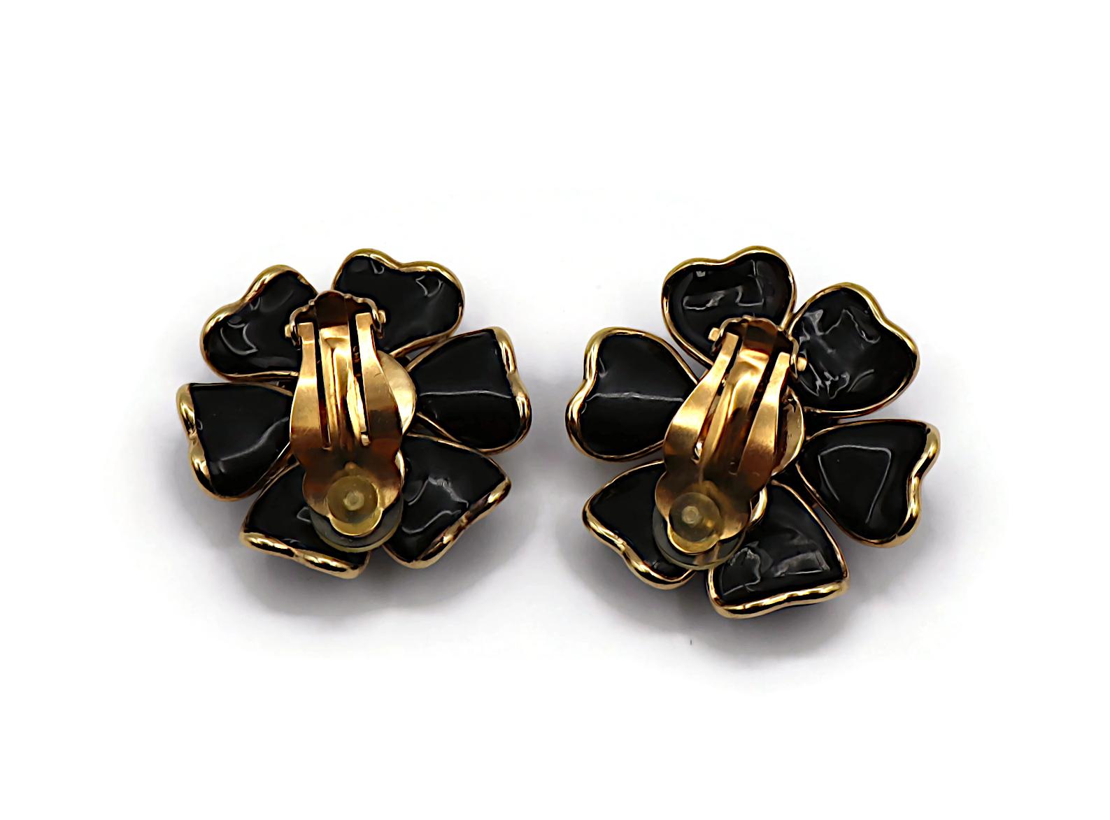 Orecchini a clip Chanel Camellia Flower CC, 2002 in vendita 2