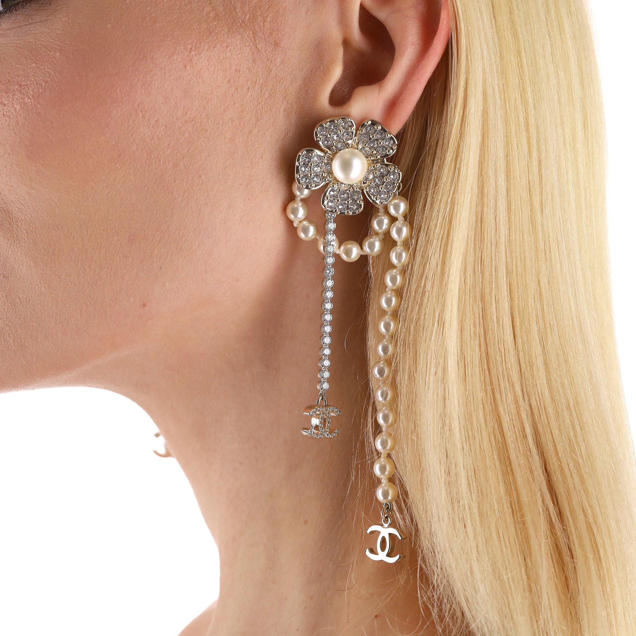 Chanel Camellia Flower, 'CC' Logo, Pearl & Strass Drop Earrings

From Spring-Summer 2023 Collection are these beautiful drop, clip-on earrings designed with Chanel's signature strass encrusted Camelia flower with white faux pearl centre.

Small