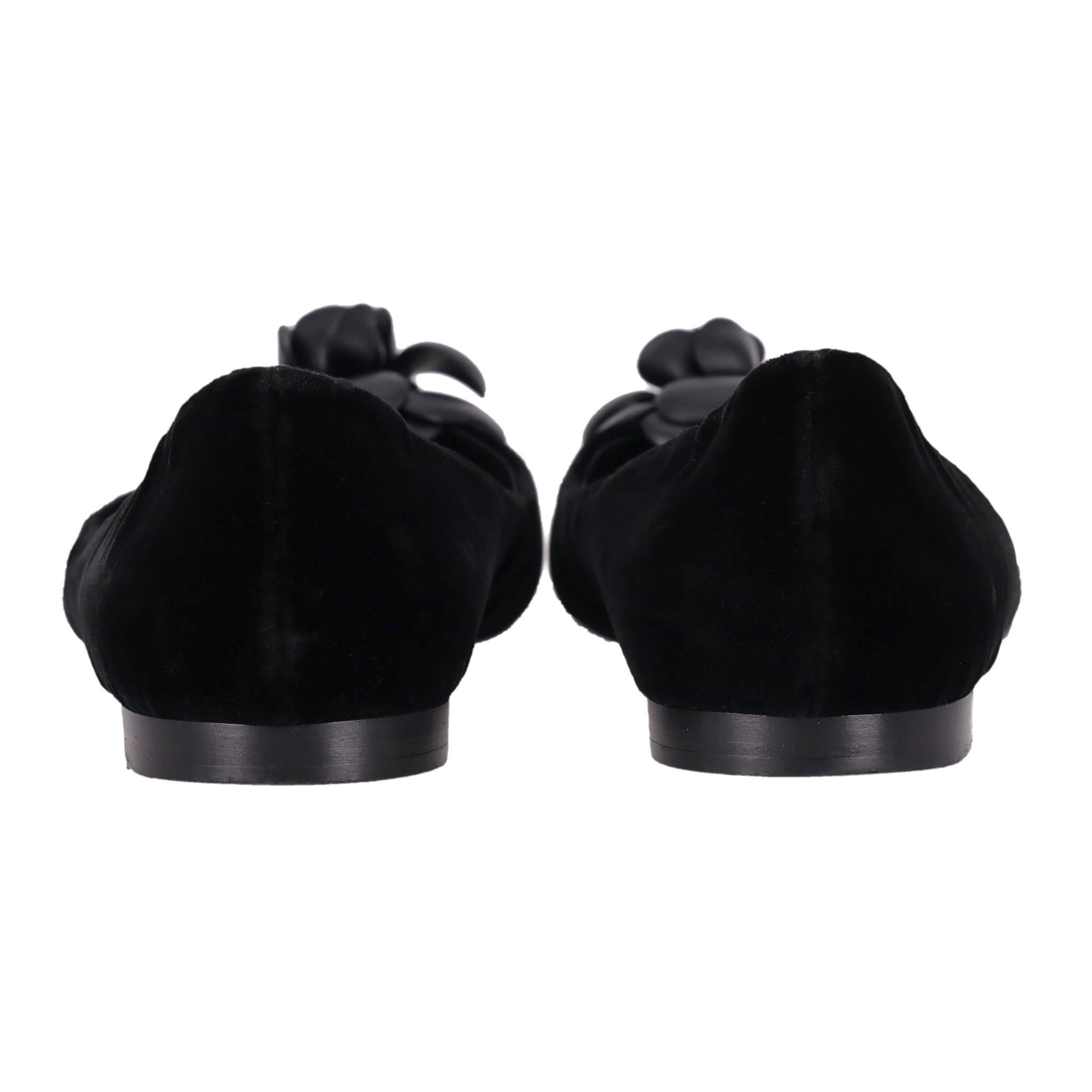 Donna Ballerine in velluto Chanel con fiore di camelia e logo 'CC' in vendita