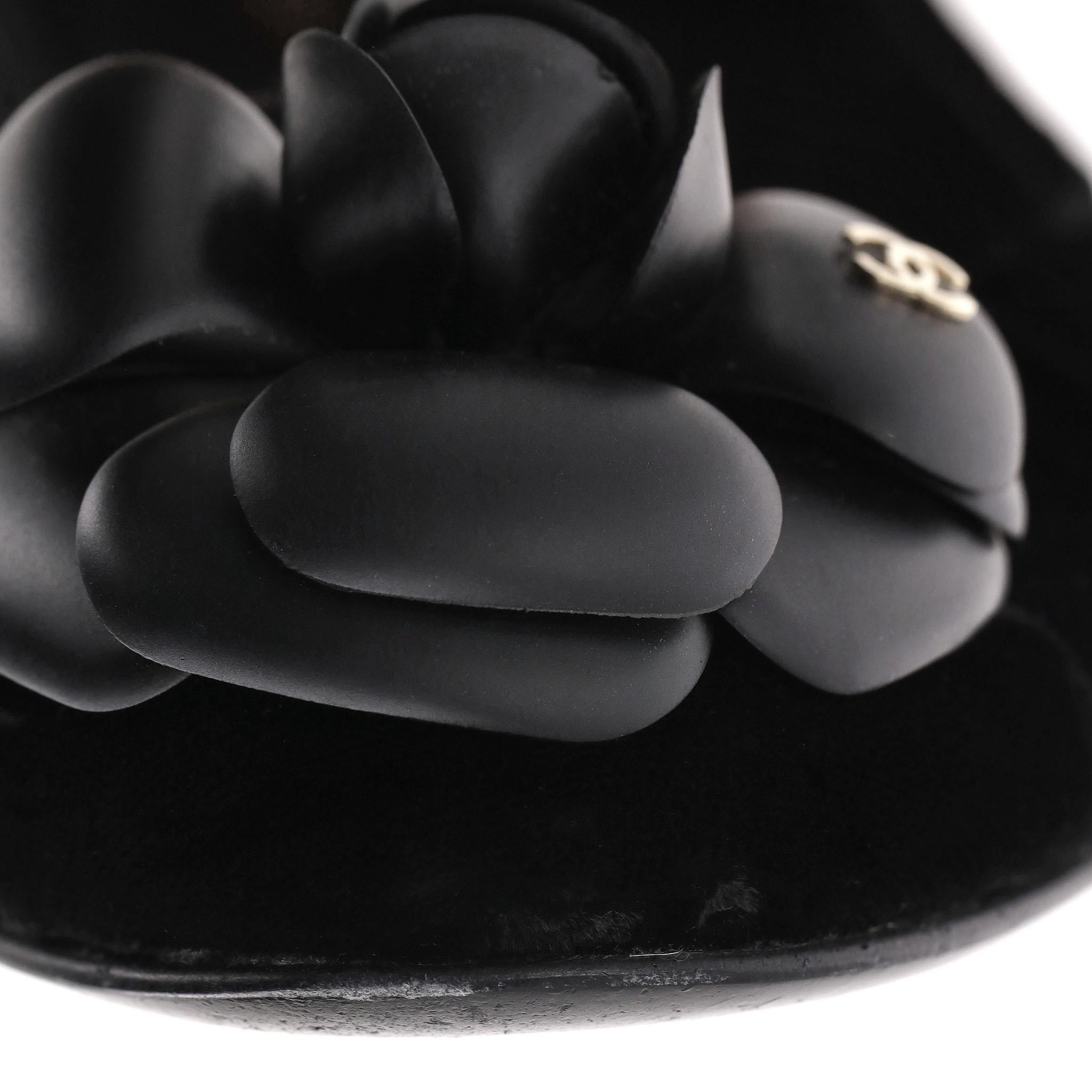 Ballerine in velluto Chanel con fiore di camelia e logo 'CC' in vendita 3