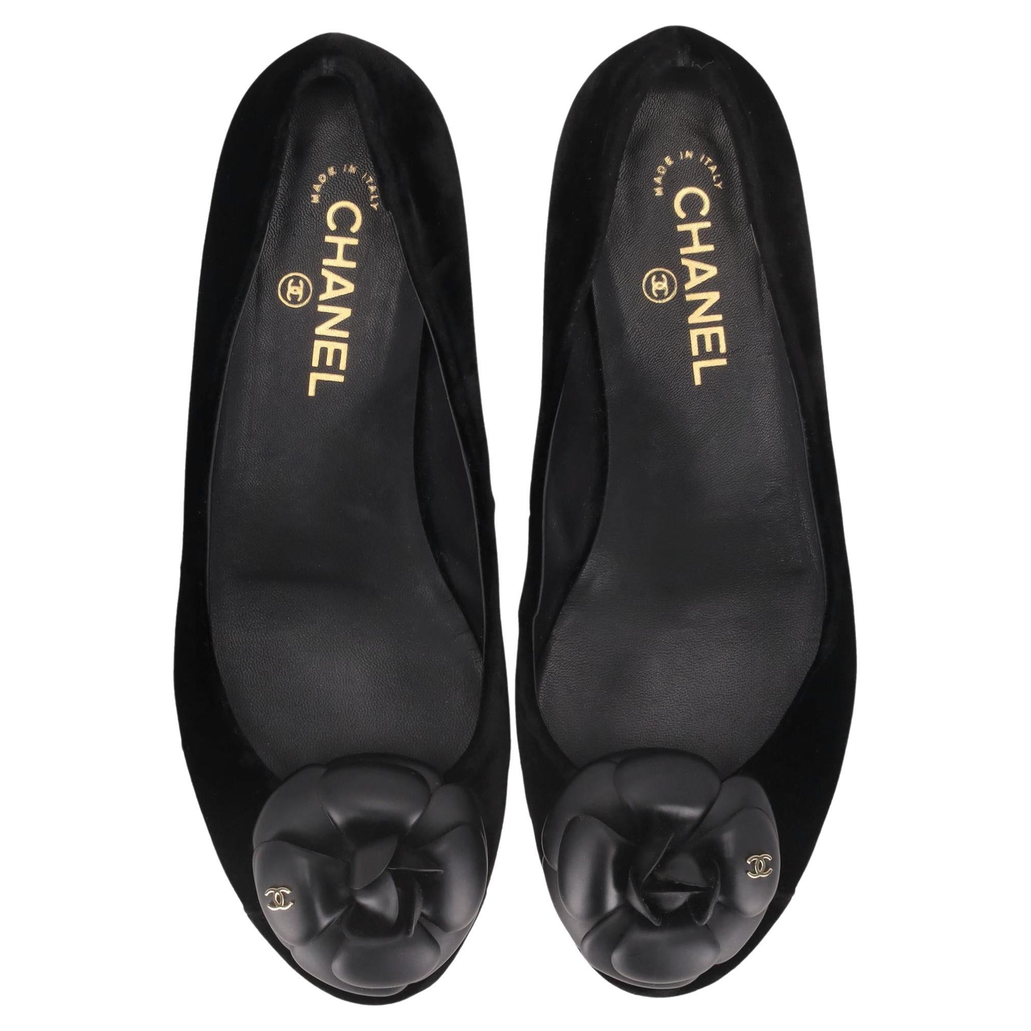 Ballerine in velluto Chanel con fiore di camelia e logo
CC