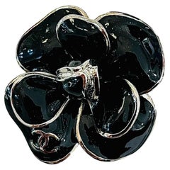 Chanel Broche logo « CC » en émail représentant une fleur de camélia