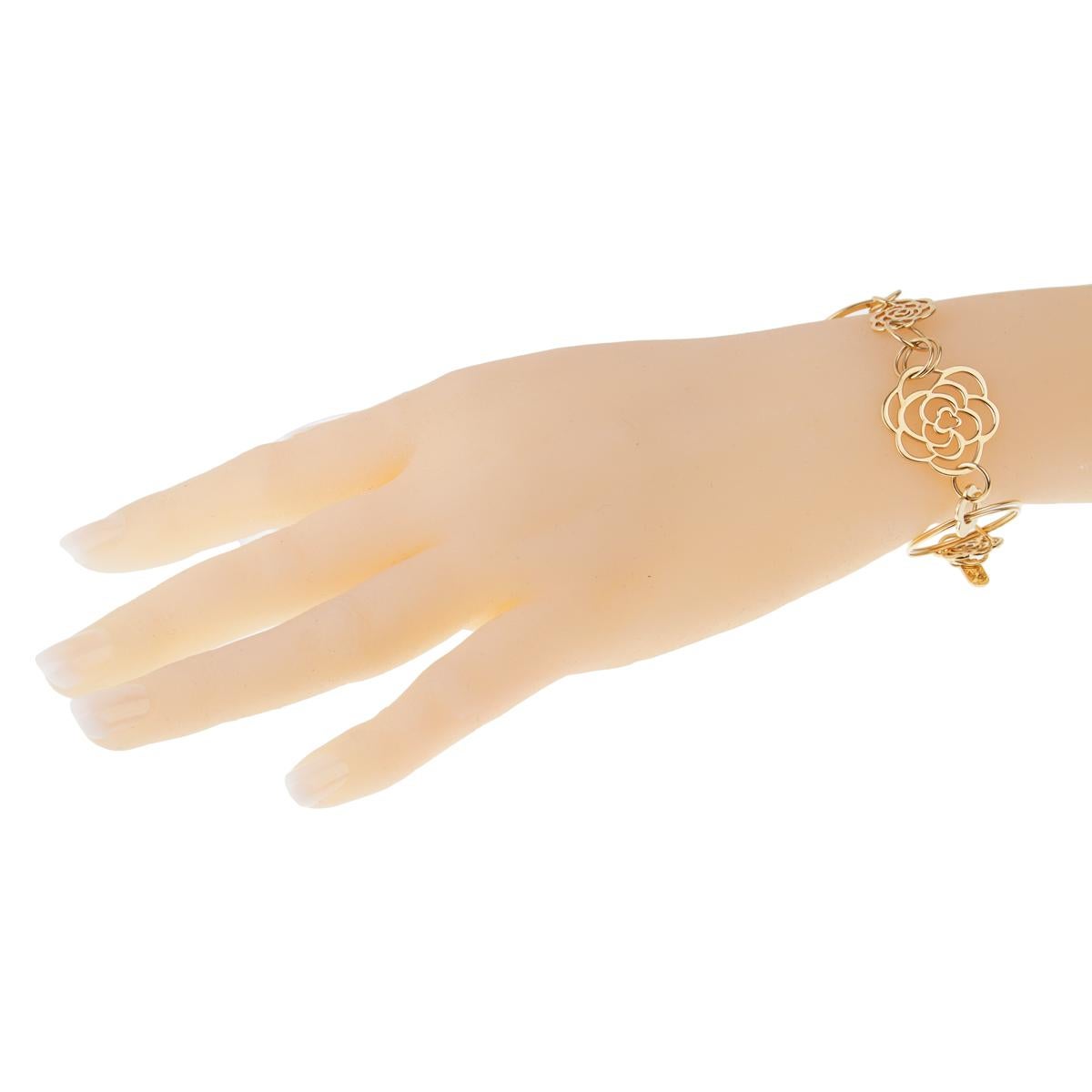 A exquisite and airy Chanel Camellia bracelet fashioned in different sized linked circles of Chanel 18k yellow gold, accompanied by intermittently placed yellow gold Chanel Camellia flowers. 

Length: 7