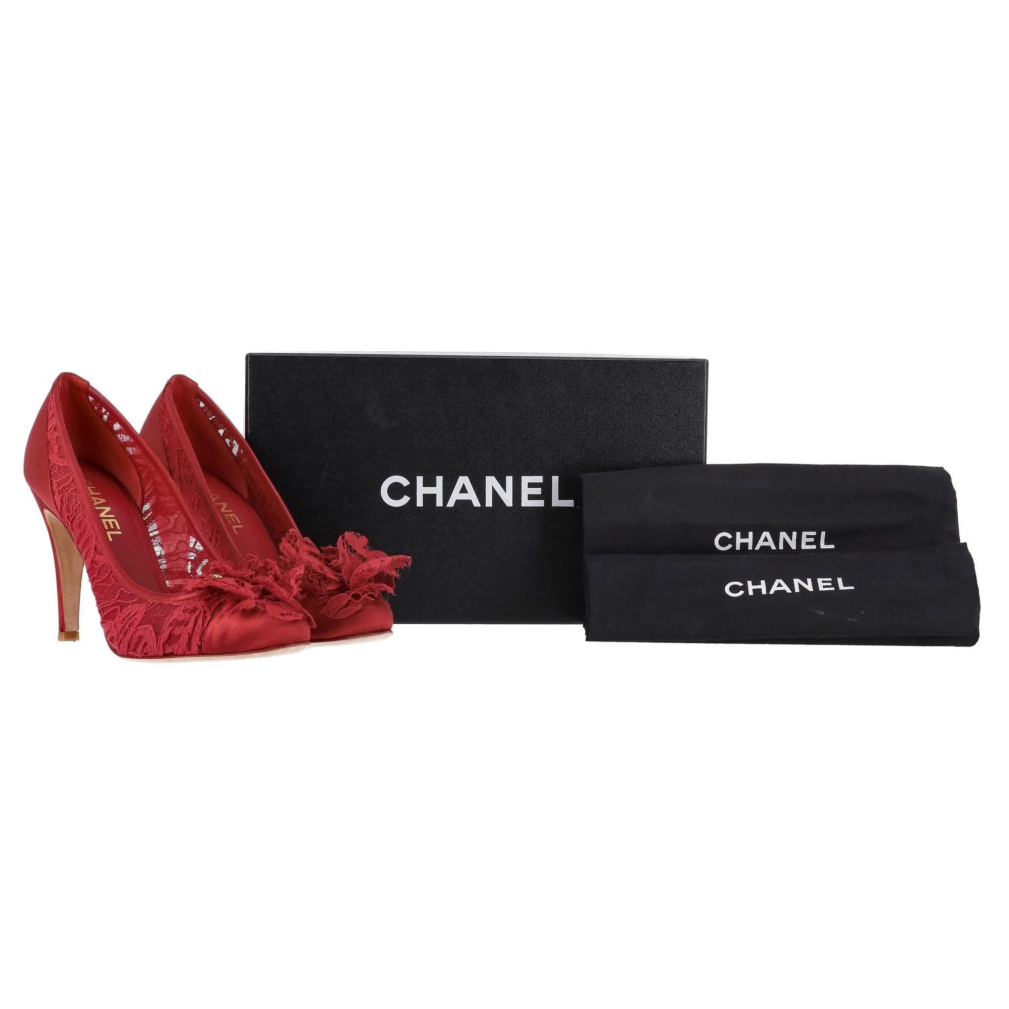 Chanel - Escarpins avec logo 'CC' en dentelle et satin et fleur de camélia

Talons rouges ornés d'une fleur de camélia en dentelle sur le devant et d'un mini logo 