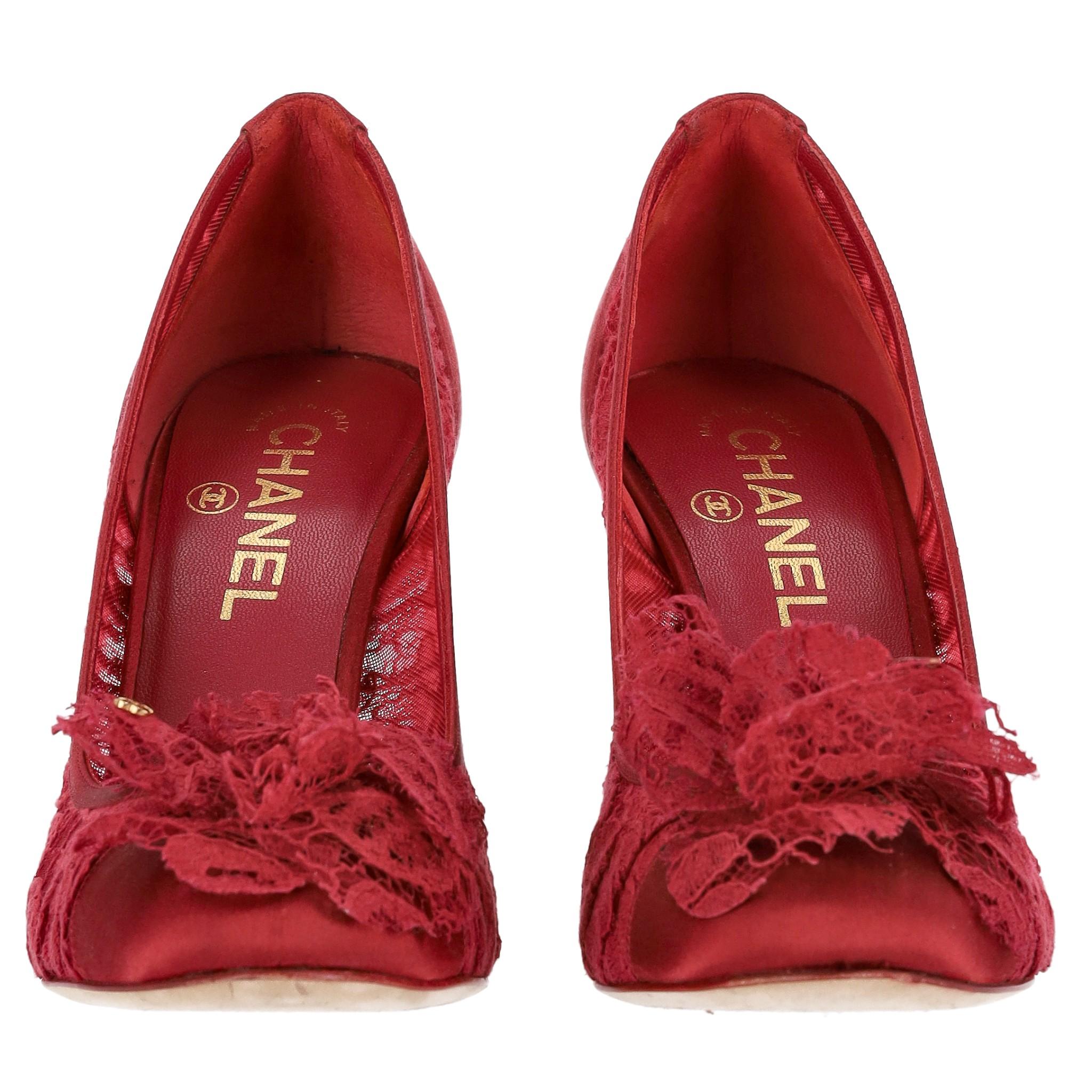 Rouge Chanel - Escarpins avec logo 'CC' en dentelle et satin et fleur de camélia en vente