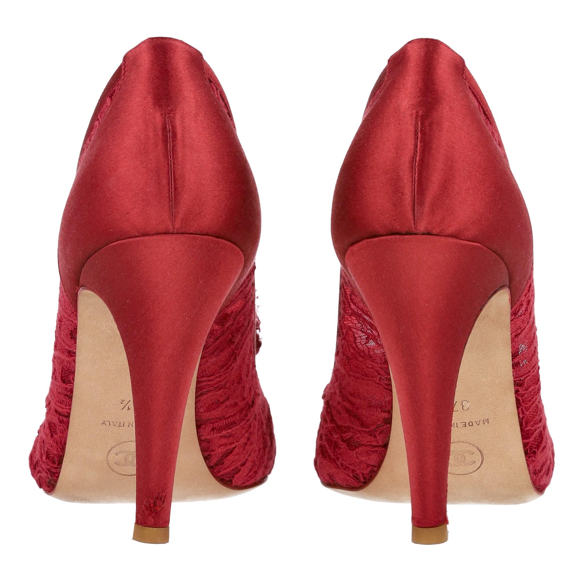 Chanel - Escarpins avec logo 'CC' en dentelle et satin et fleur de camélia Pour femmes en vente