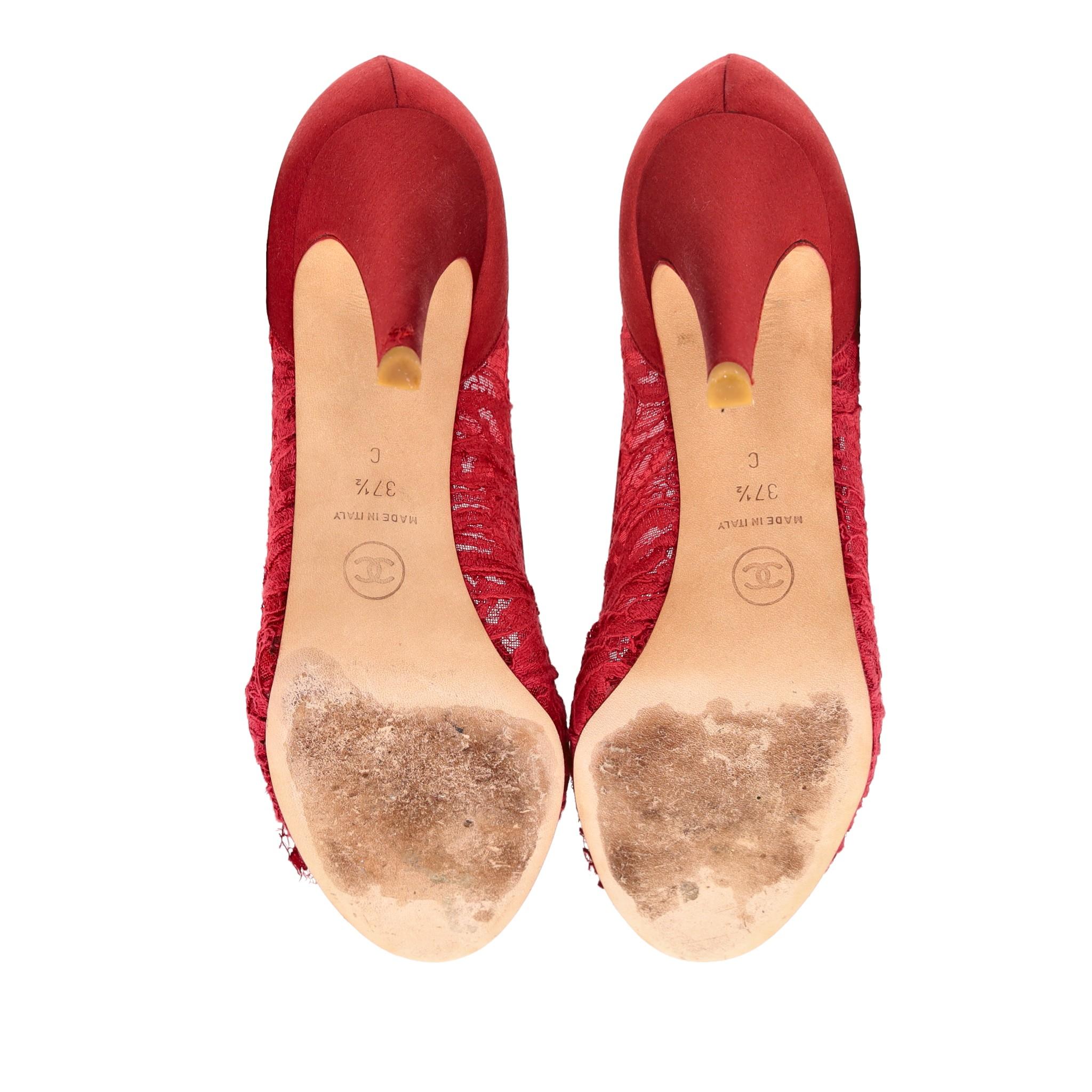 Chanel - Escarpins avec logo 'CC' en dentelle et satin et fleur de camélia en vente 1