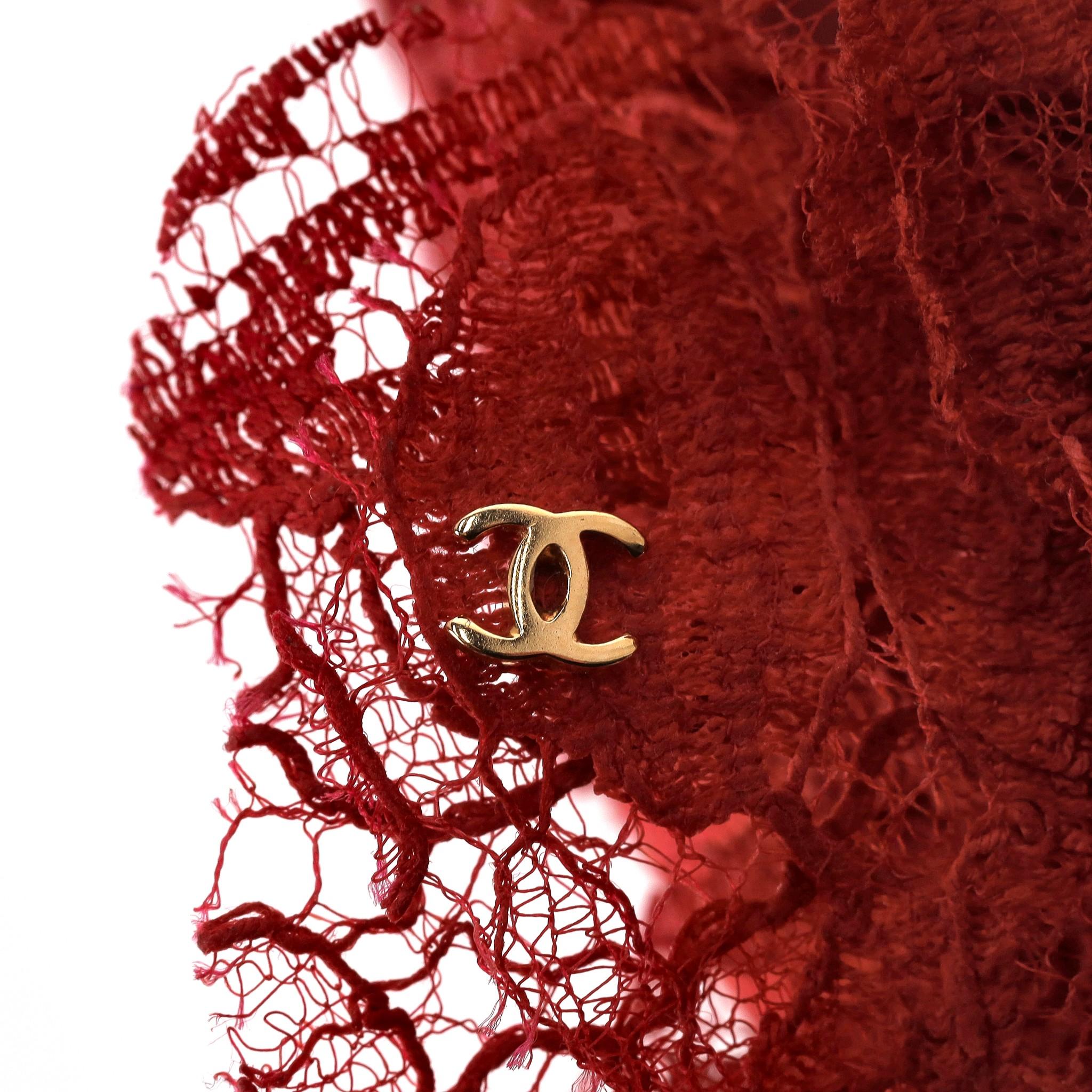 Chanel - Escarpins avec logo 'CC' en dentelle et satin et fleur de camélia en vente 2