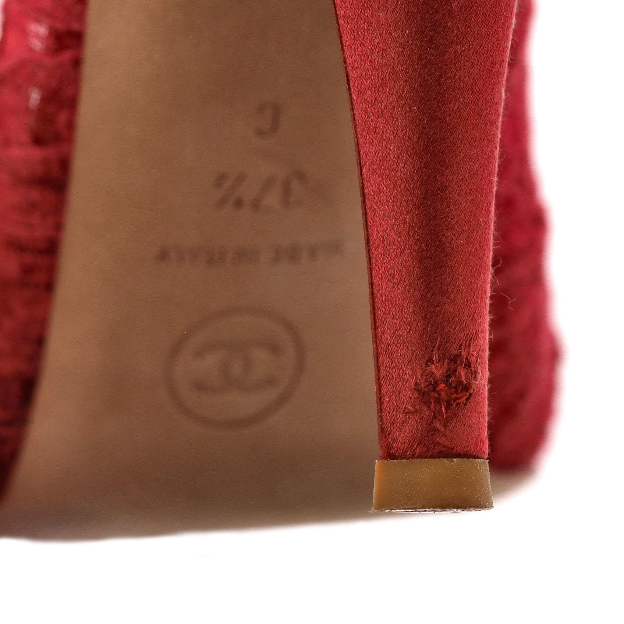 Chanel - Escarpins avec logo 'CC' en dentelle et satin et fleur de camélia en vente 3