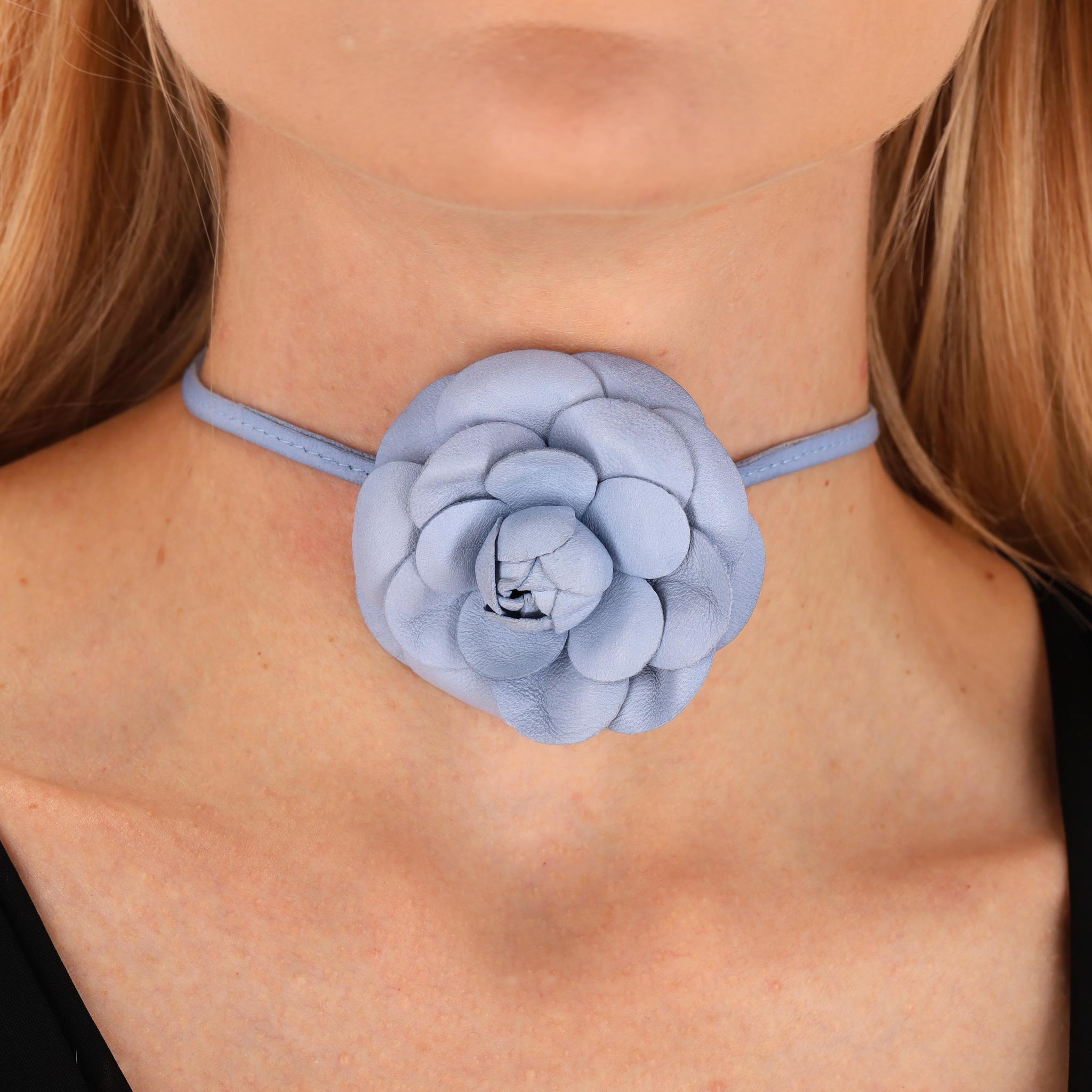 Adoriamo - Collana Chanel a girocollo in pelle con fiori di camelia

Pezzo forte - Il fiore di camelia oversize tipico di Chanel, disegnato con petali sovrapposti in morbida pelle.

Con una sottile fascia in pelle che si allaccia sul retro e una