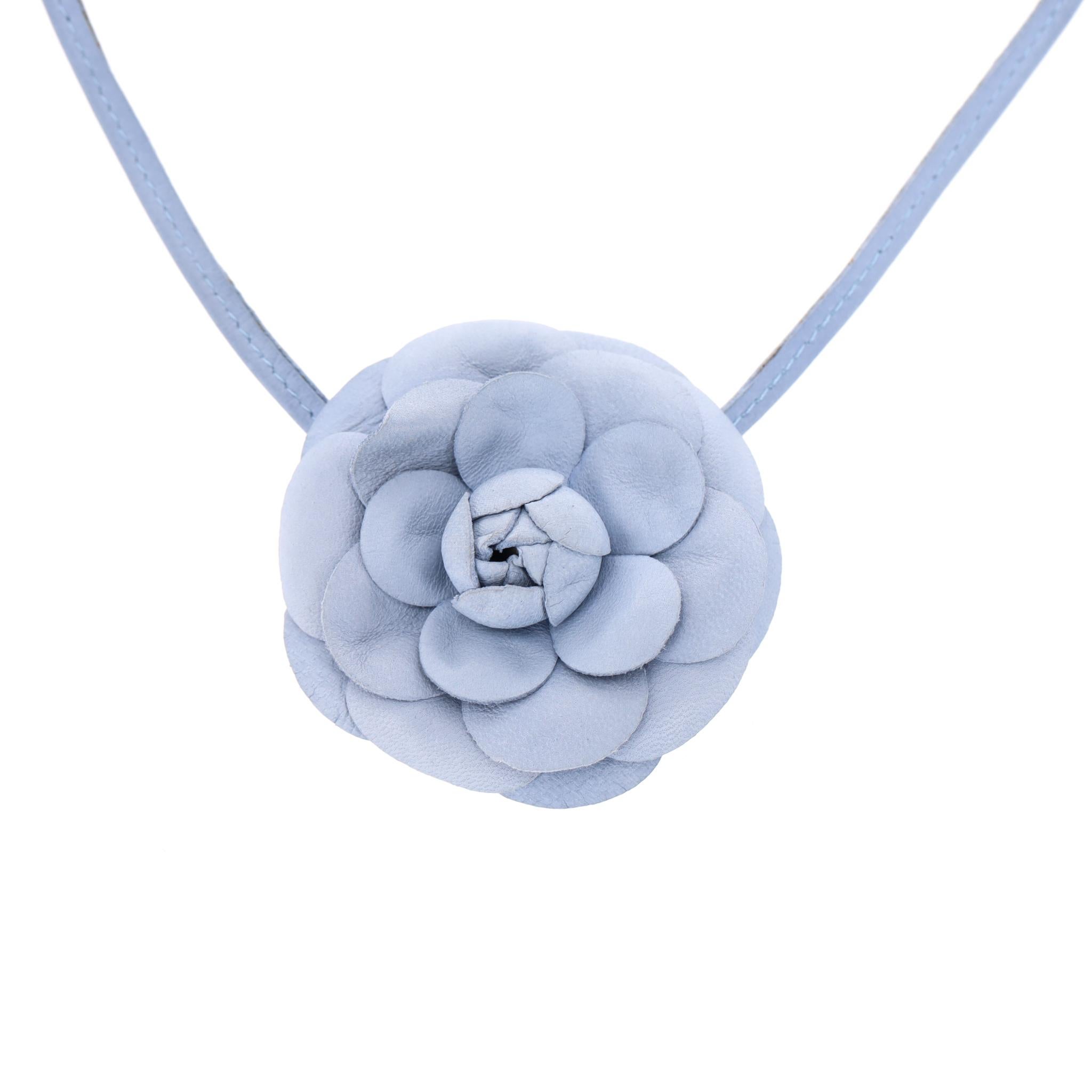 Collana Chanel a girocollo in pelle con fiori di camelia In condizioni ottime in vendita a London, GB