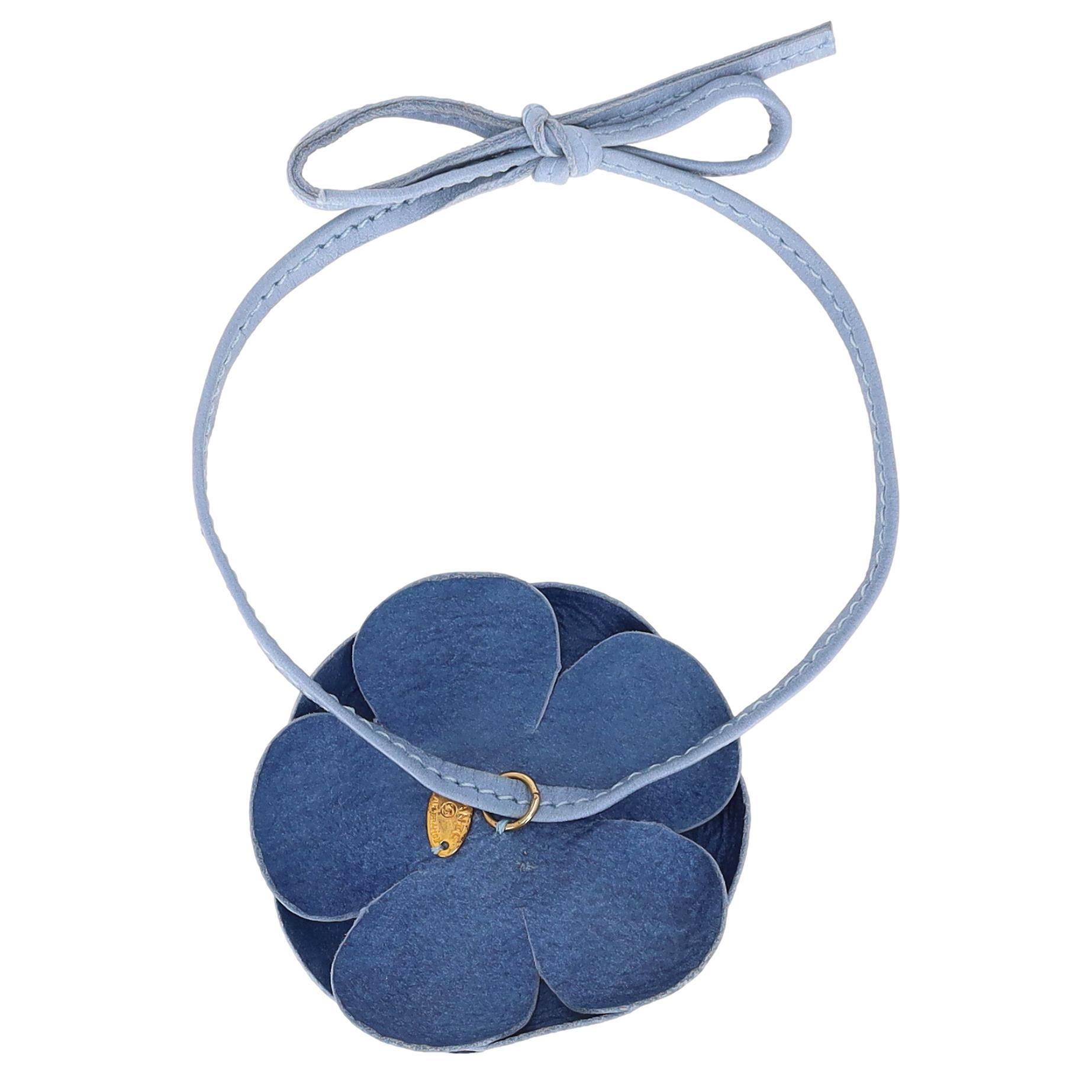 Donna Collana Chanel a girocollo in pelle con fiori di camelia in vendita