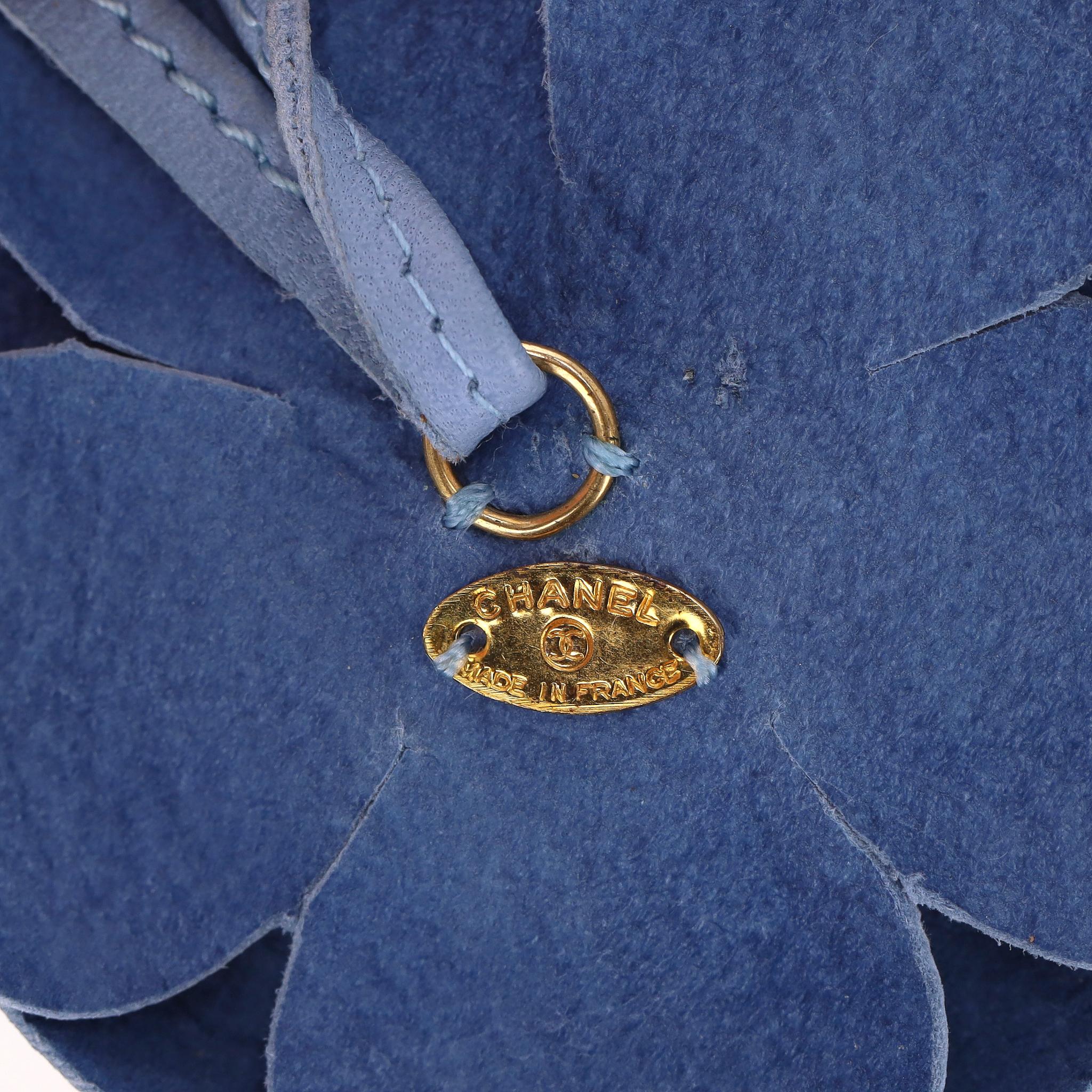 Collana Chanel a girocollo in pelle con fiori di camelia in vendita 1
