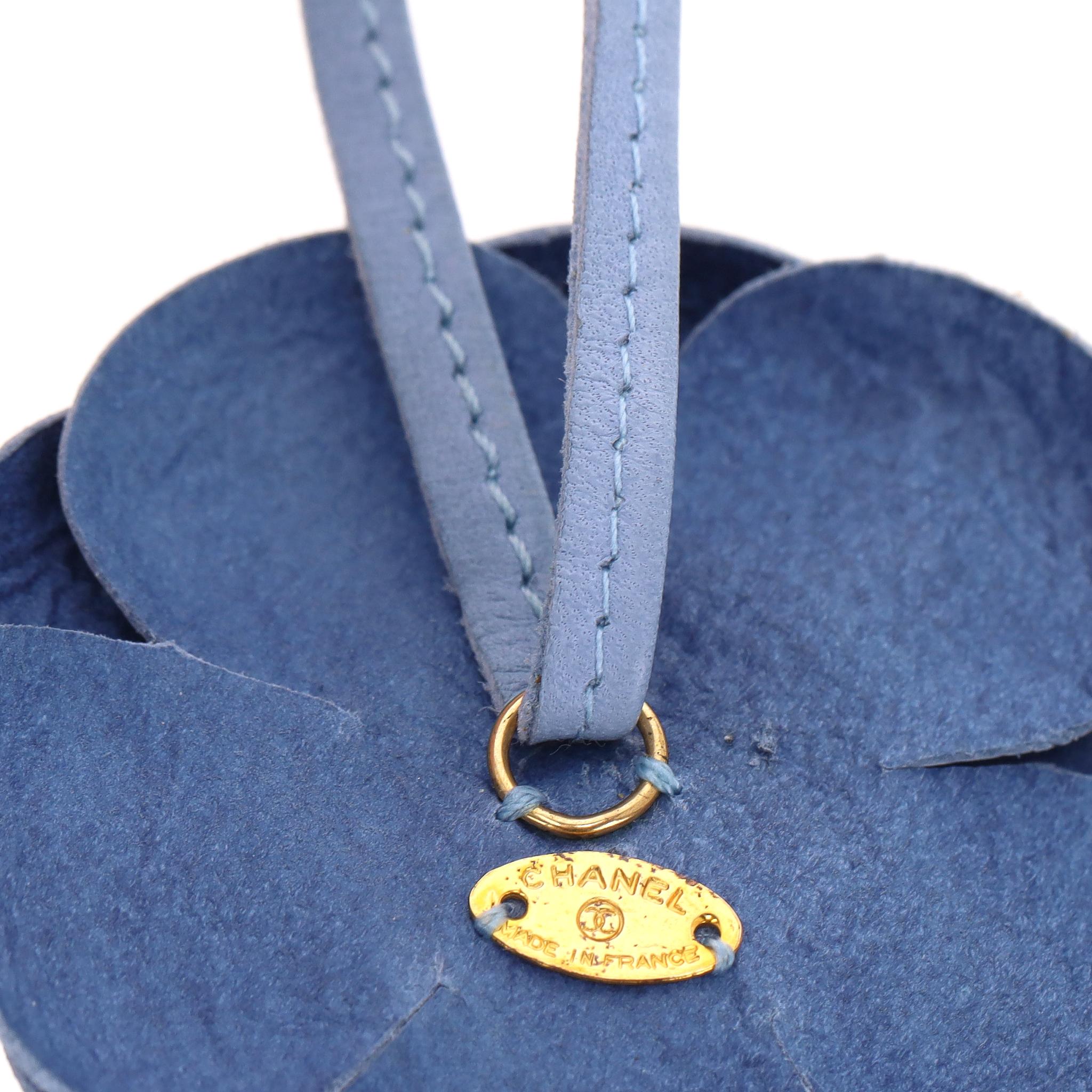 Collana Chanel a girocollo in pelle con fiori di camelia in vendita 2