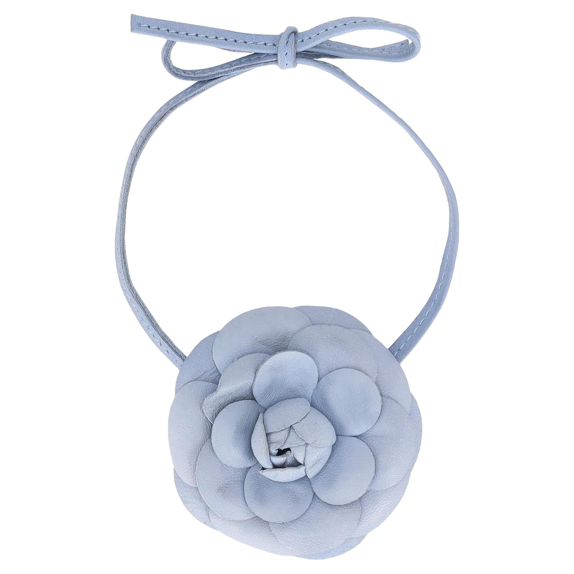 Collana Chanel a girocollo in pelle con fiori di camelia in vendita